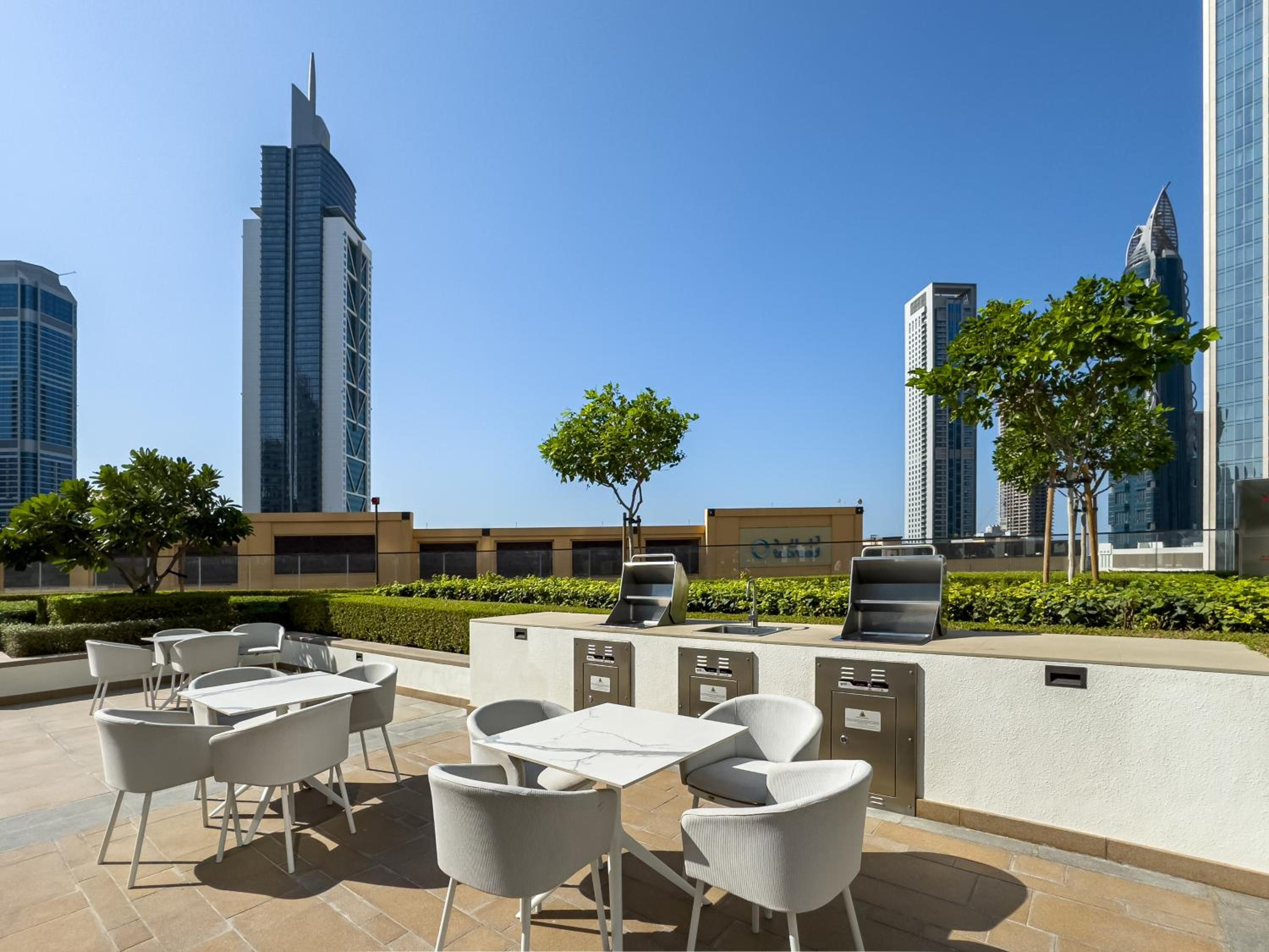 Luxury 1 Bedroom Apartment with partial Burj Khalifa View by Delujo Stays