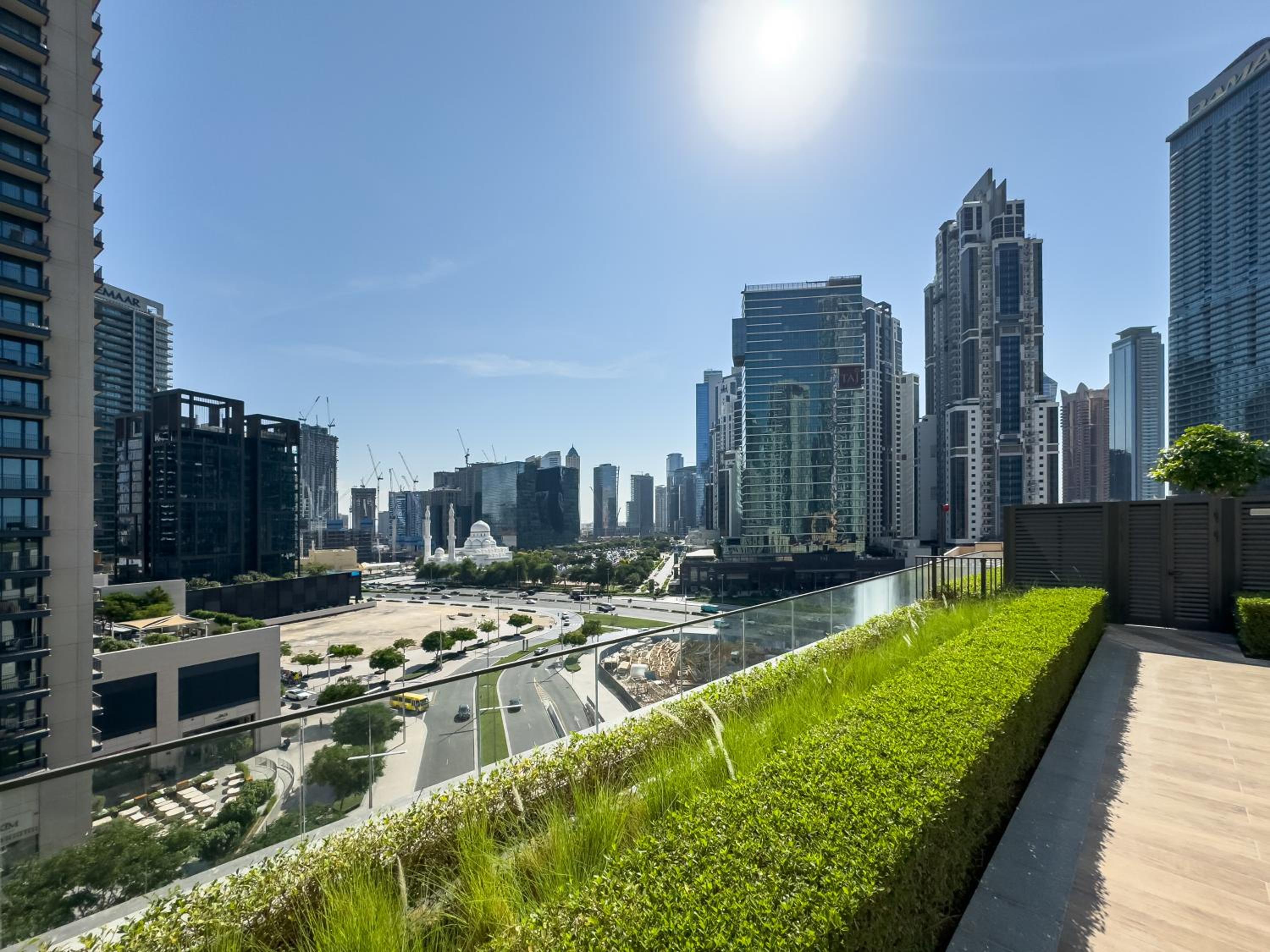 Luxury 1 Bedroom Apartment with partial Burj Khalifa View by Delujo Stays
