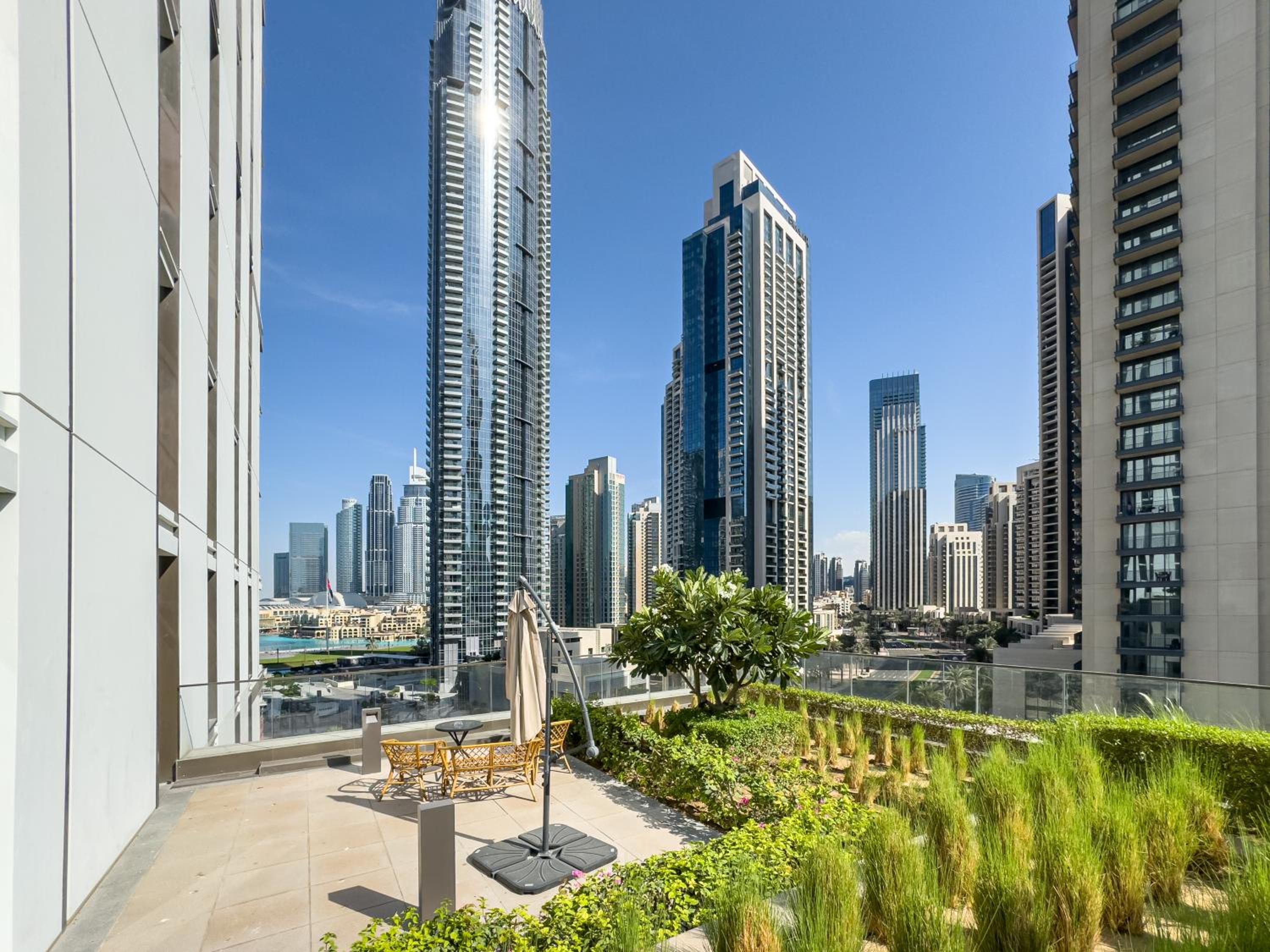 Luxury 1 Bedroom Apartment with partial Burj Khalifa View by Delujo Stays