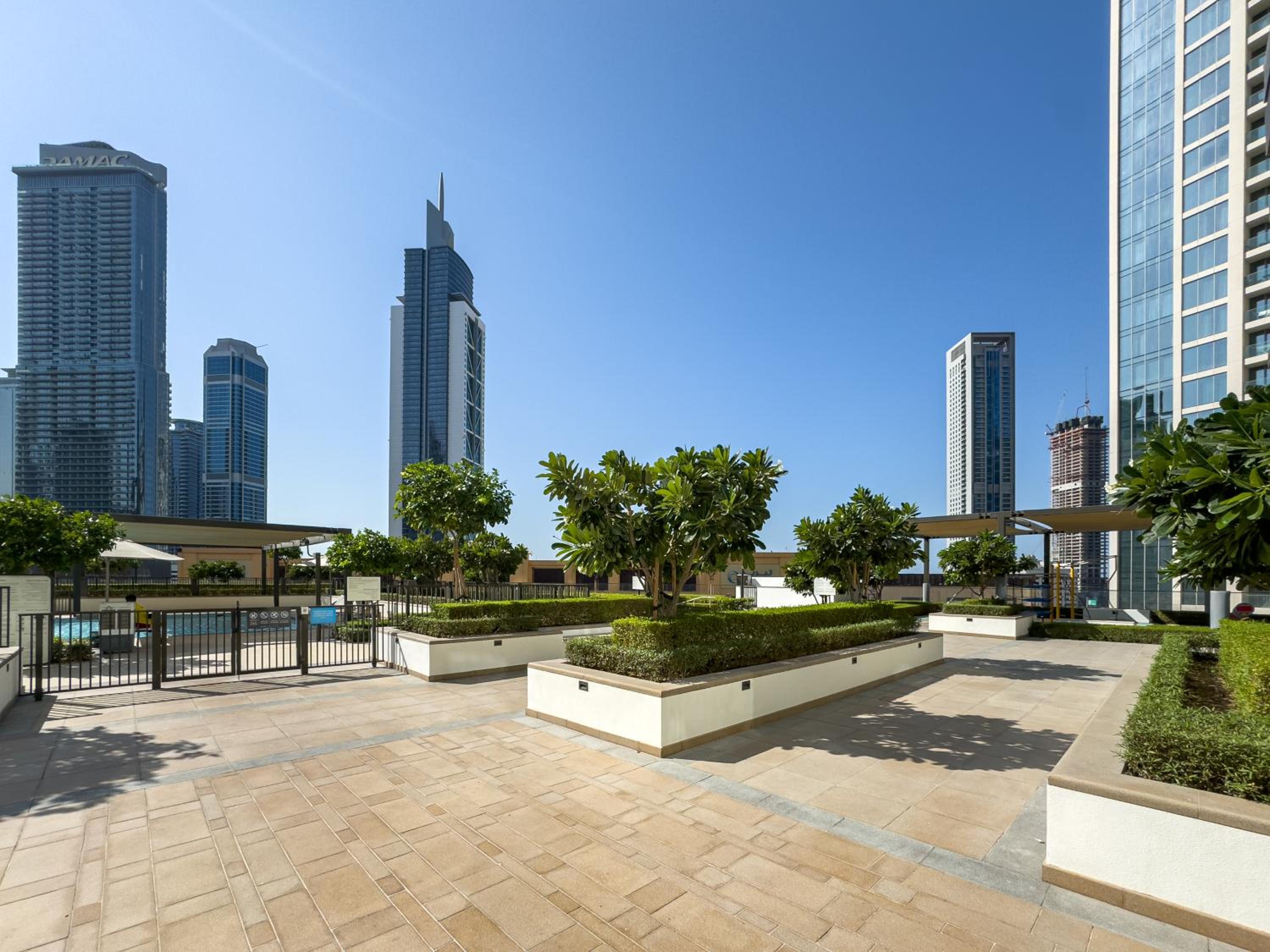 Luxury Two Bedroom Apartment with City & Pool View by Delujo Stays