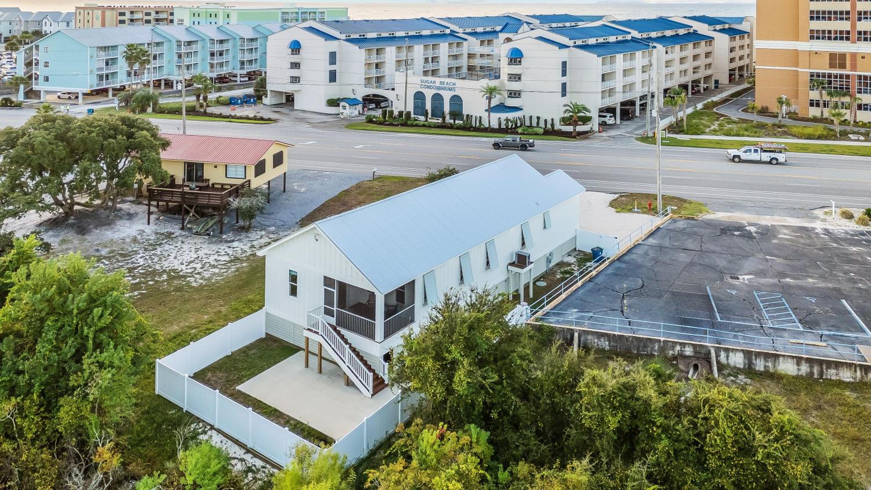Luxury 4BR, Across street from beach, Sleeps 10!
