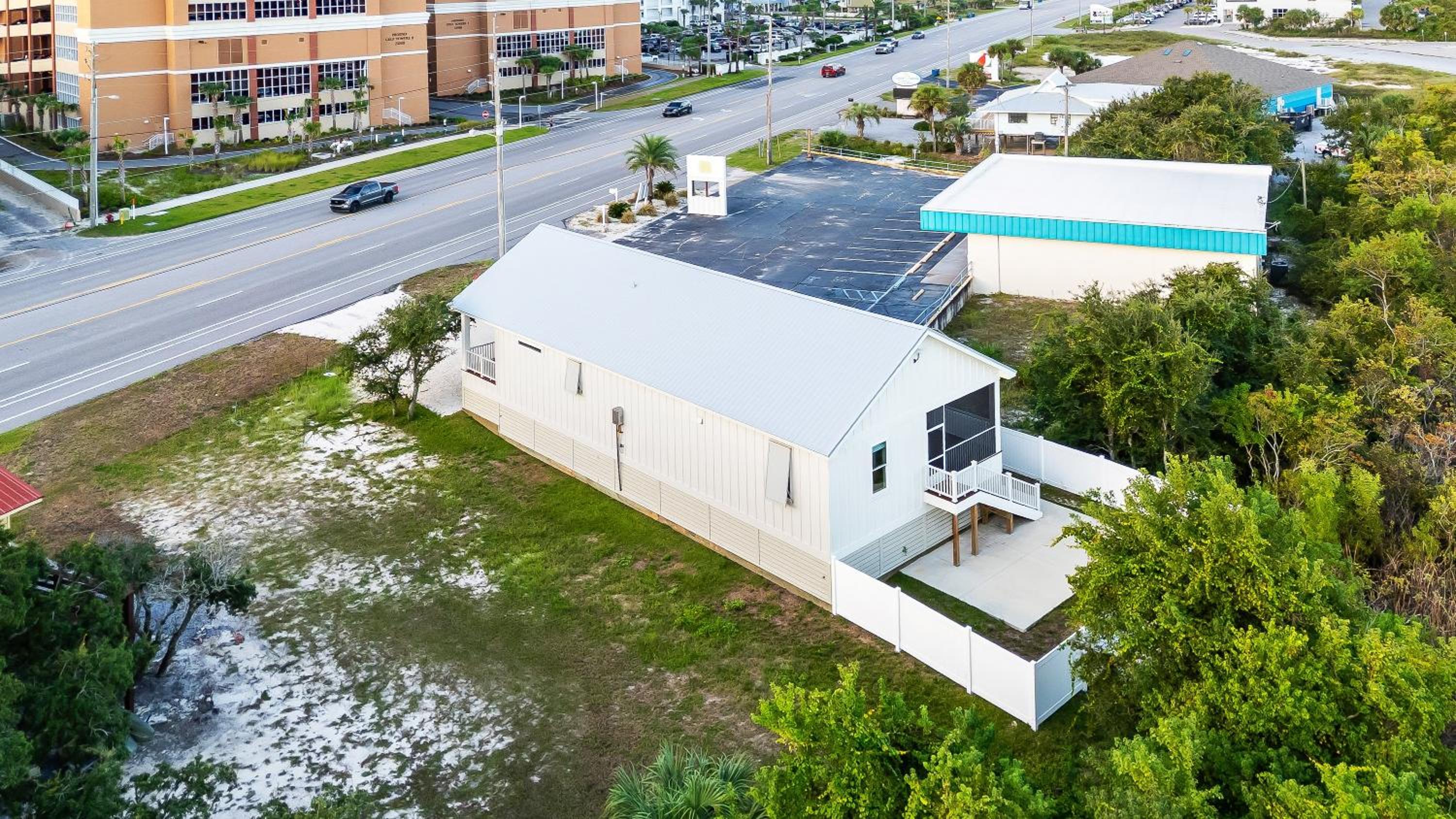 Luxury 4BR, Across street from beach, Sleeps 10!