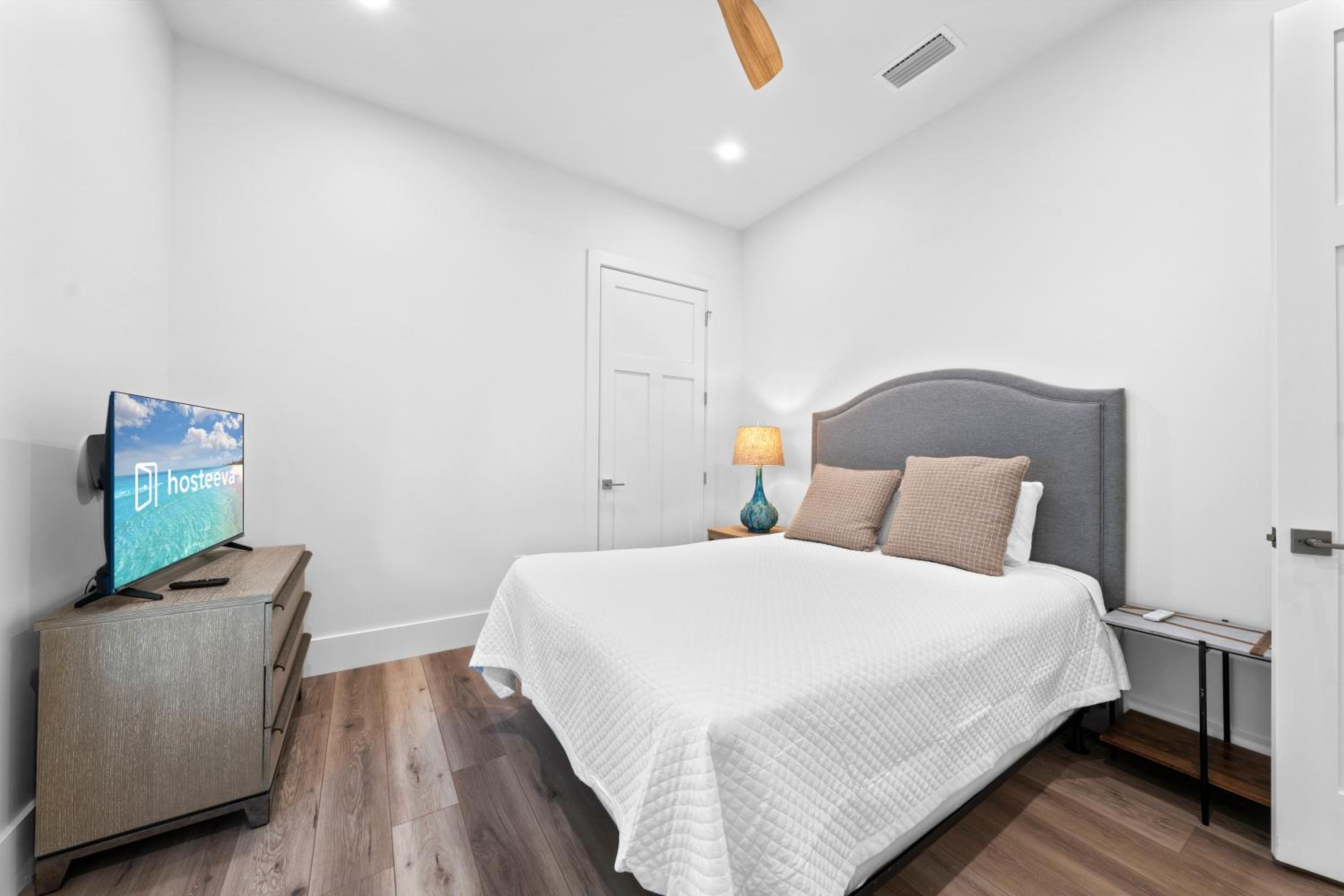 Luxury 4BR, Across street from beach, Sleeps 10!