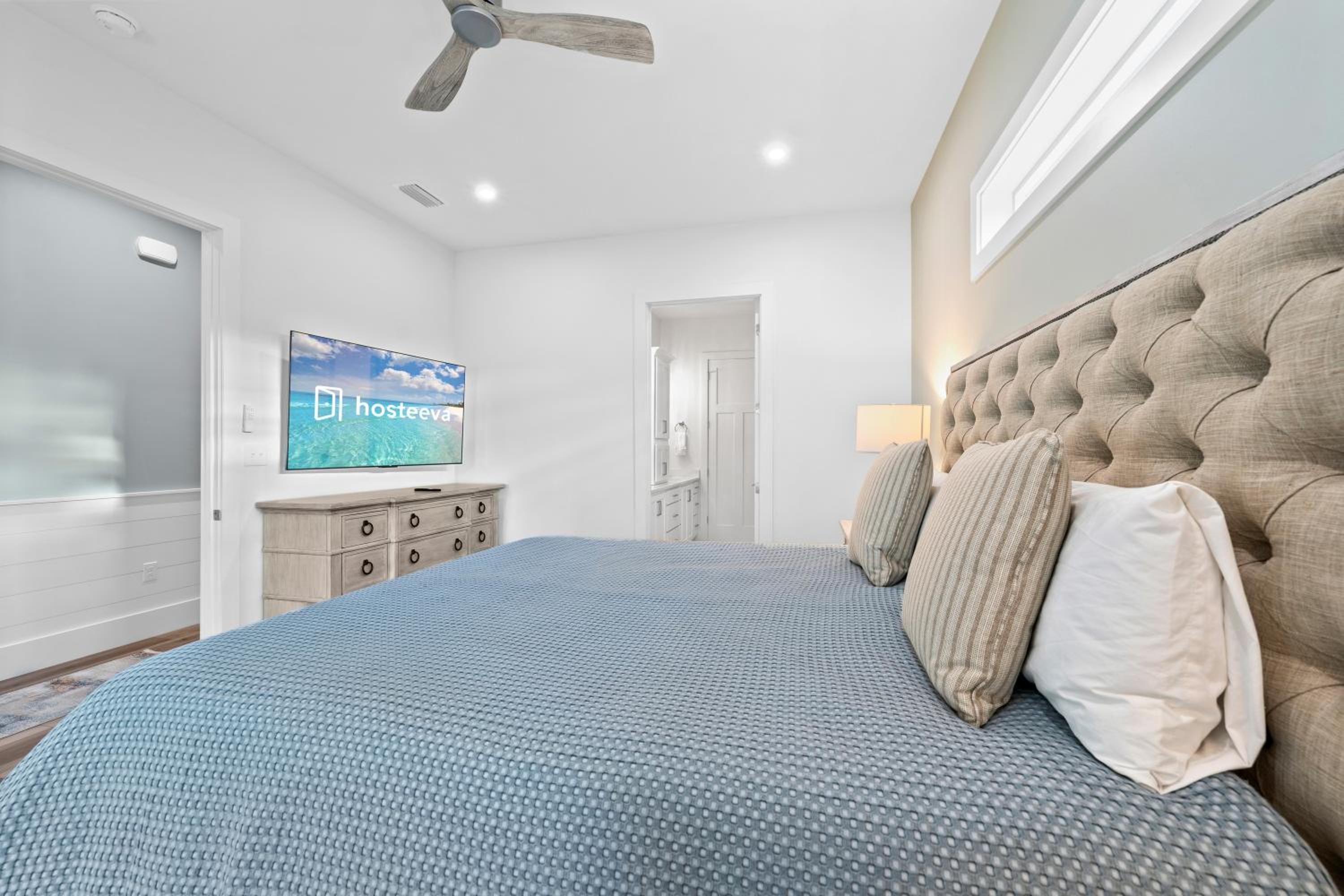 Luxury 4BR, Across street from beach, Sleeps 10!