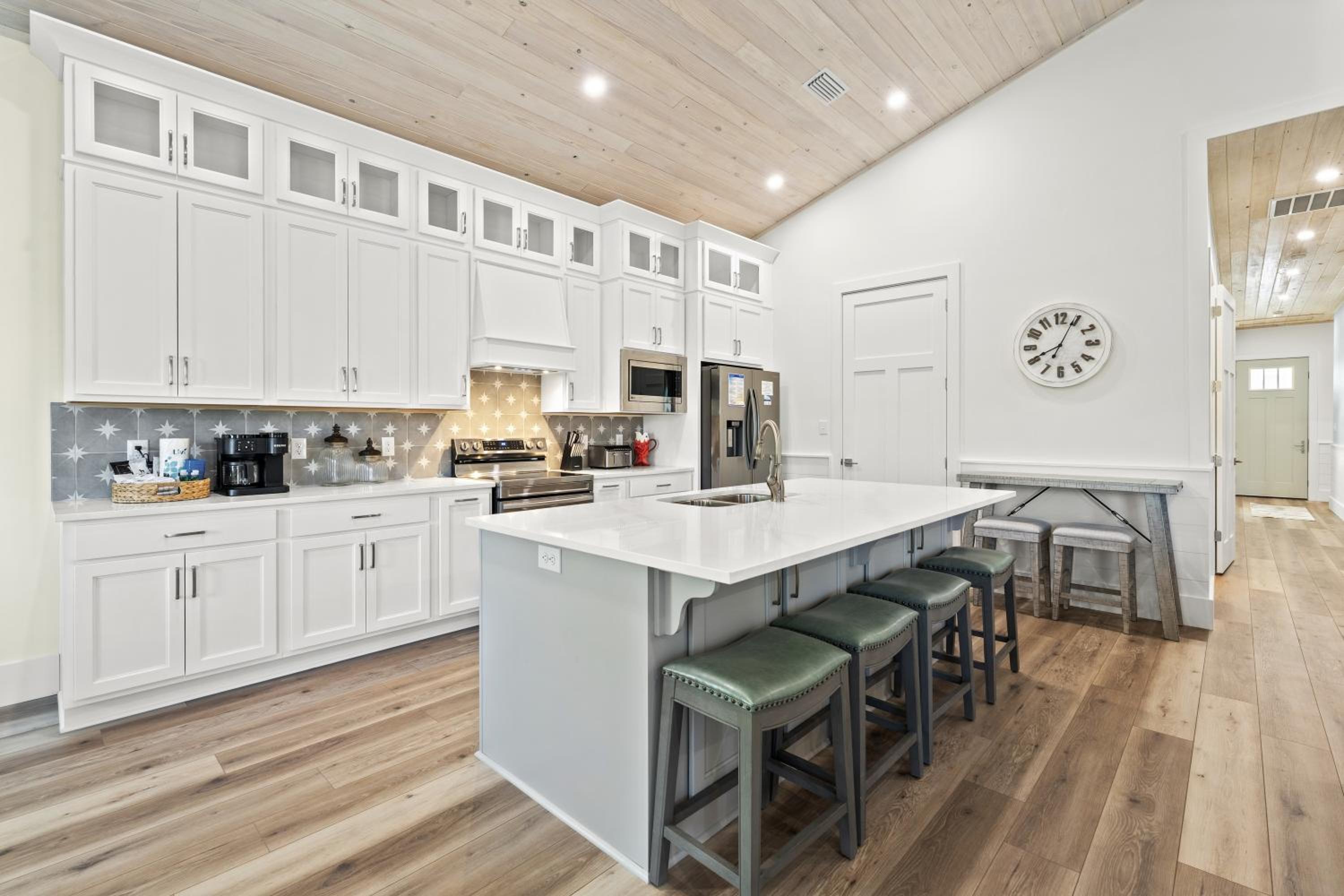 Luxury 4BR, Across street from beach, Sleeps 10!