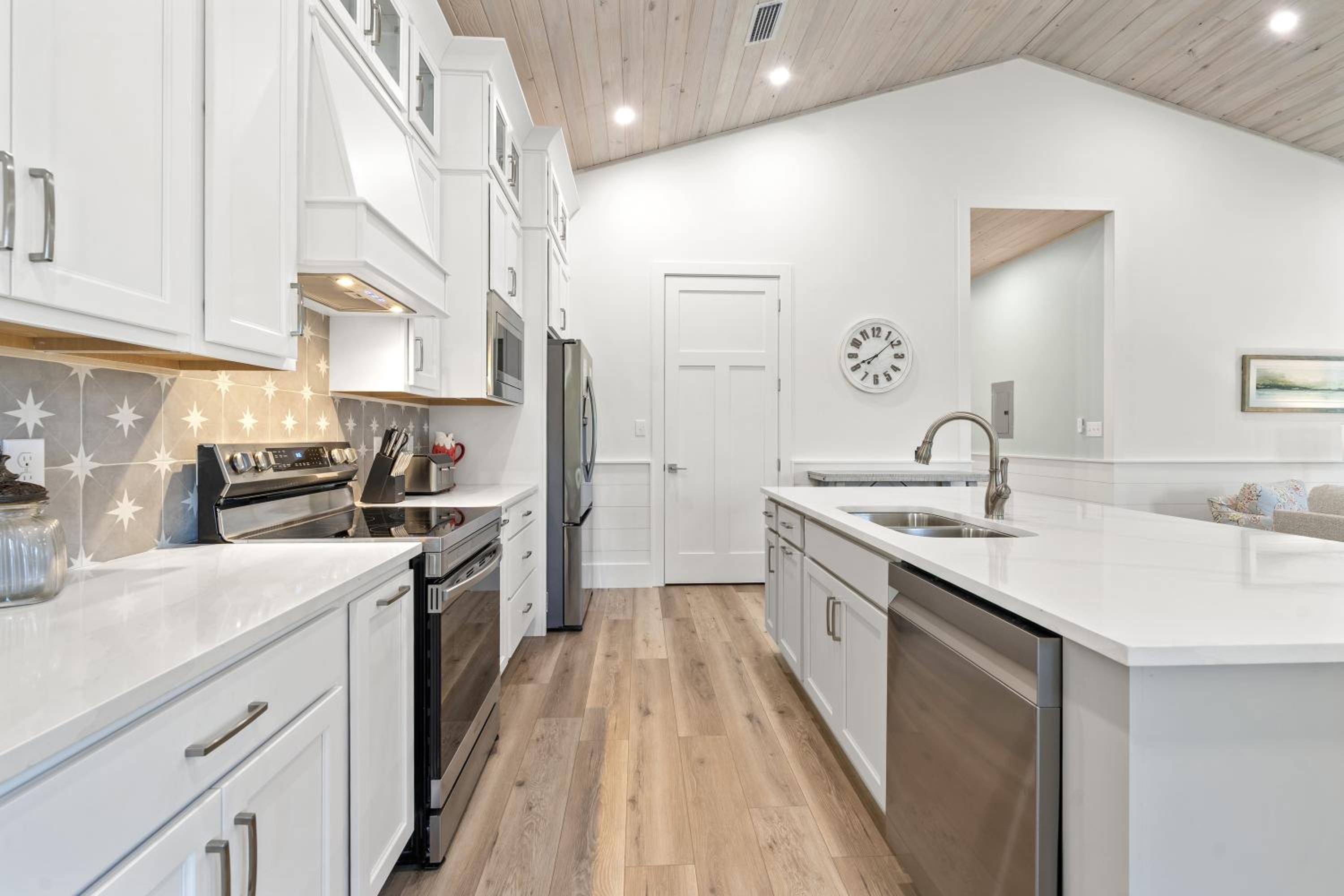 Luxury 4BR, Across street from beach, Sleeps 10!