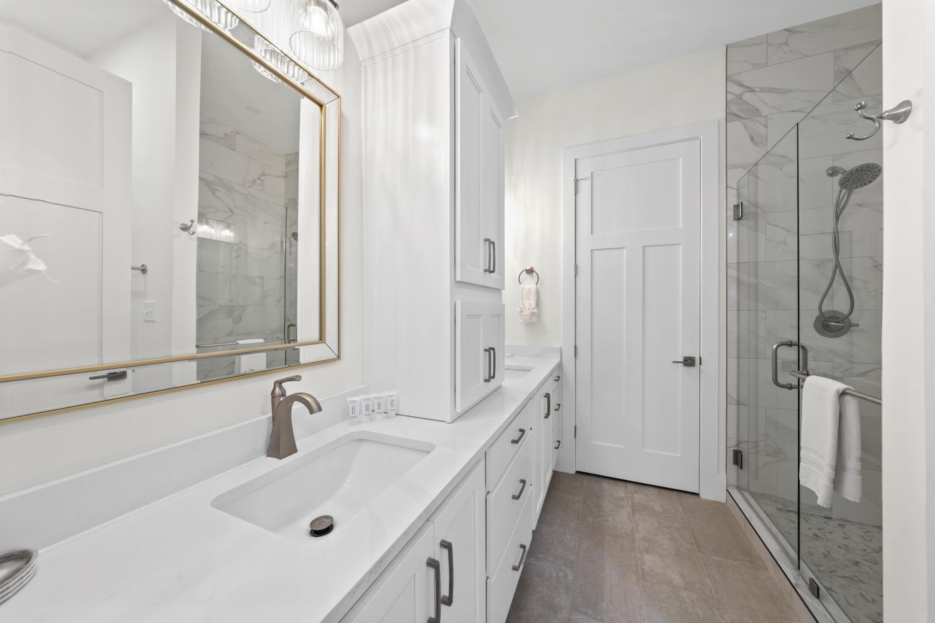 Luxury 4BR, Across street from beach, Sleeps 10!