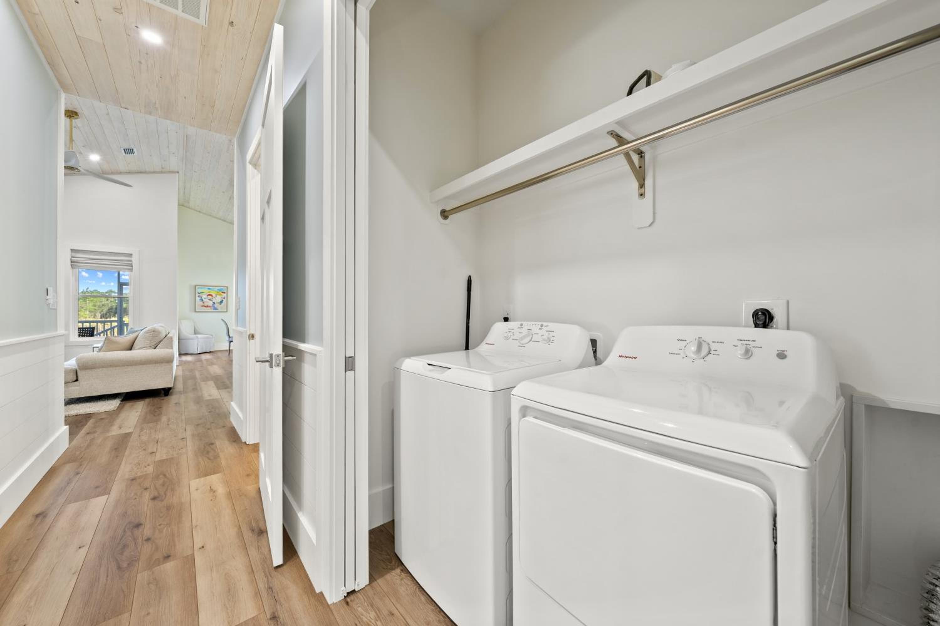 Luxury 4BR, Across street from beach, Sleeps 10!
