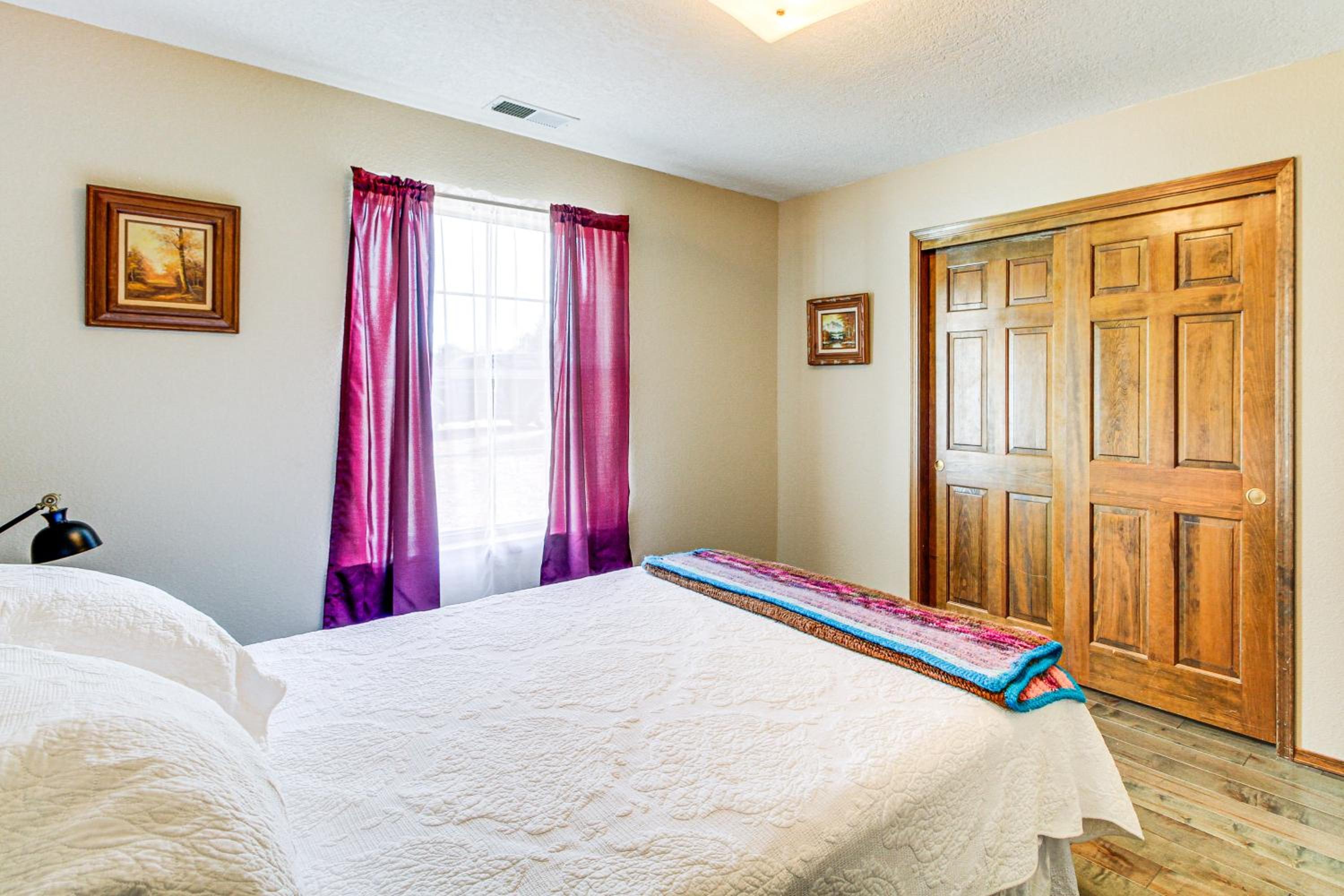 Hiking Nearby! Mountain-View Home Outside ABQ