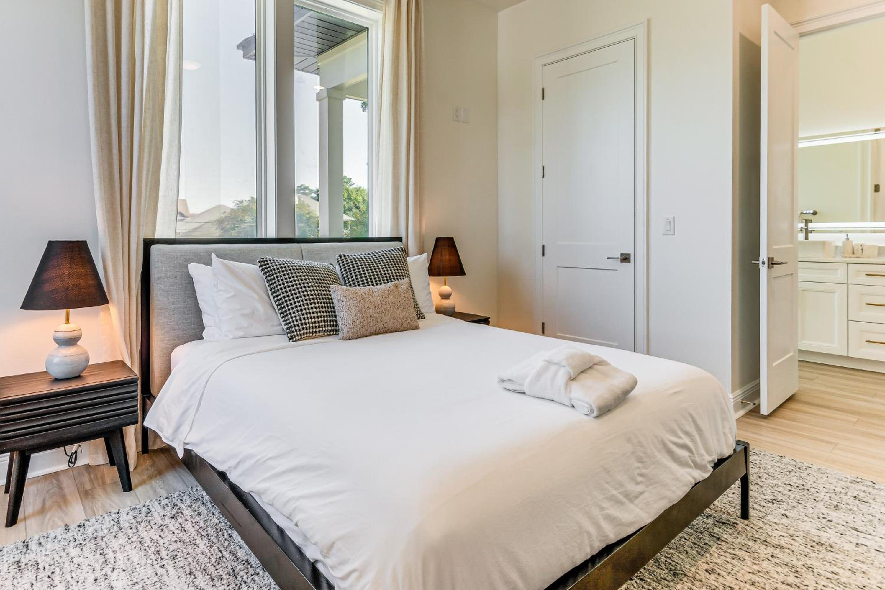 Private Beach and Bay View Luxury Navarre Escape!