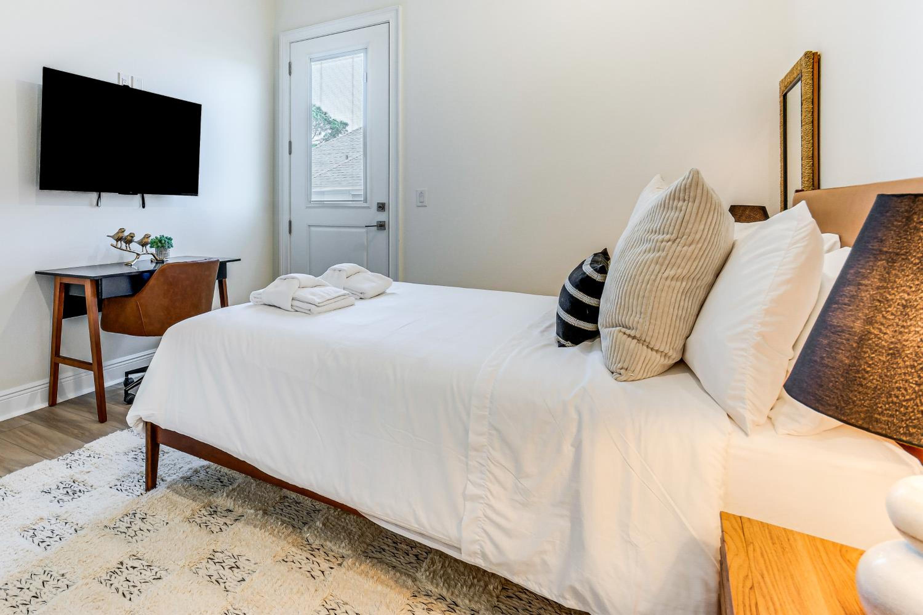 Private Beach and Bay View Luxury Navarre Escape!