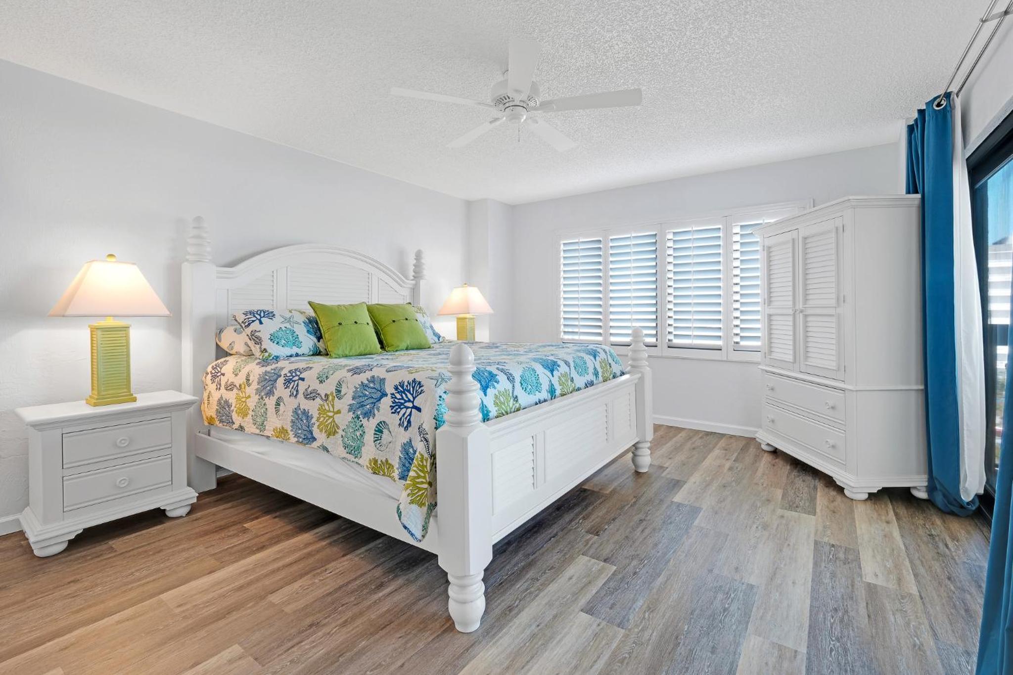 Oceanfront with great beach views from all rooms & balcony, heated pool, and garage