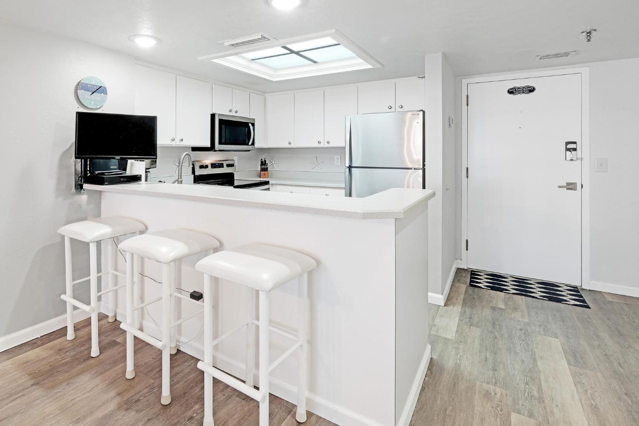 Oceanfront with great beach views from all rooms & balcony, heated pool, and garage