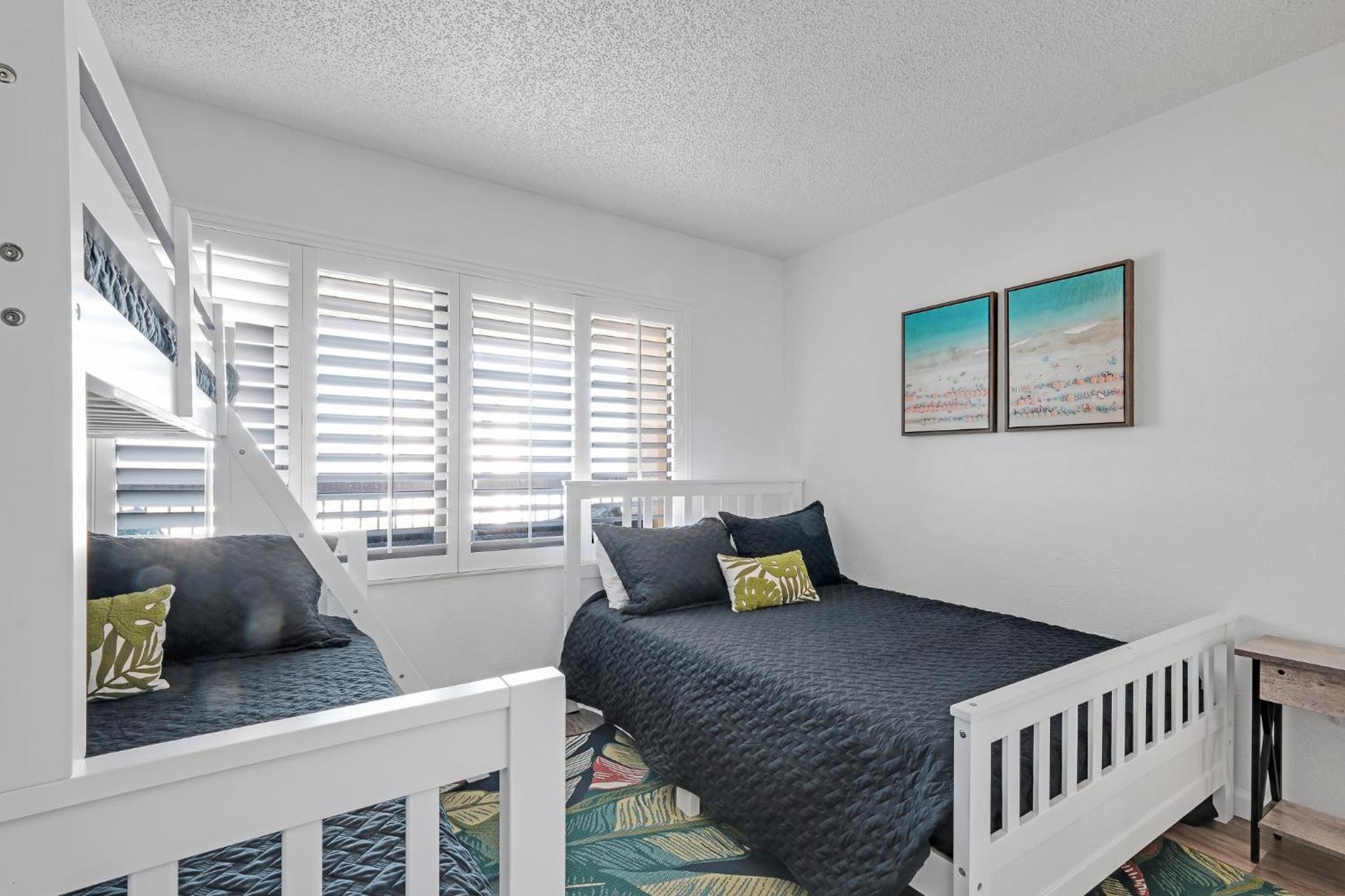 Oceanfront with great beach views from all rooms & balcony, heated pool, and garage