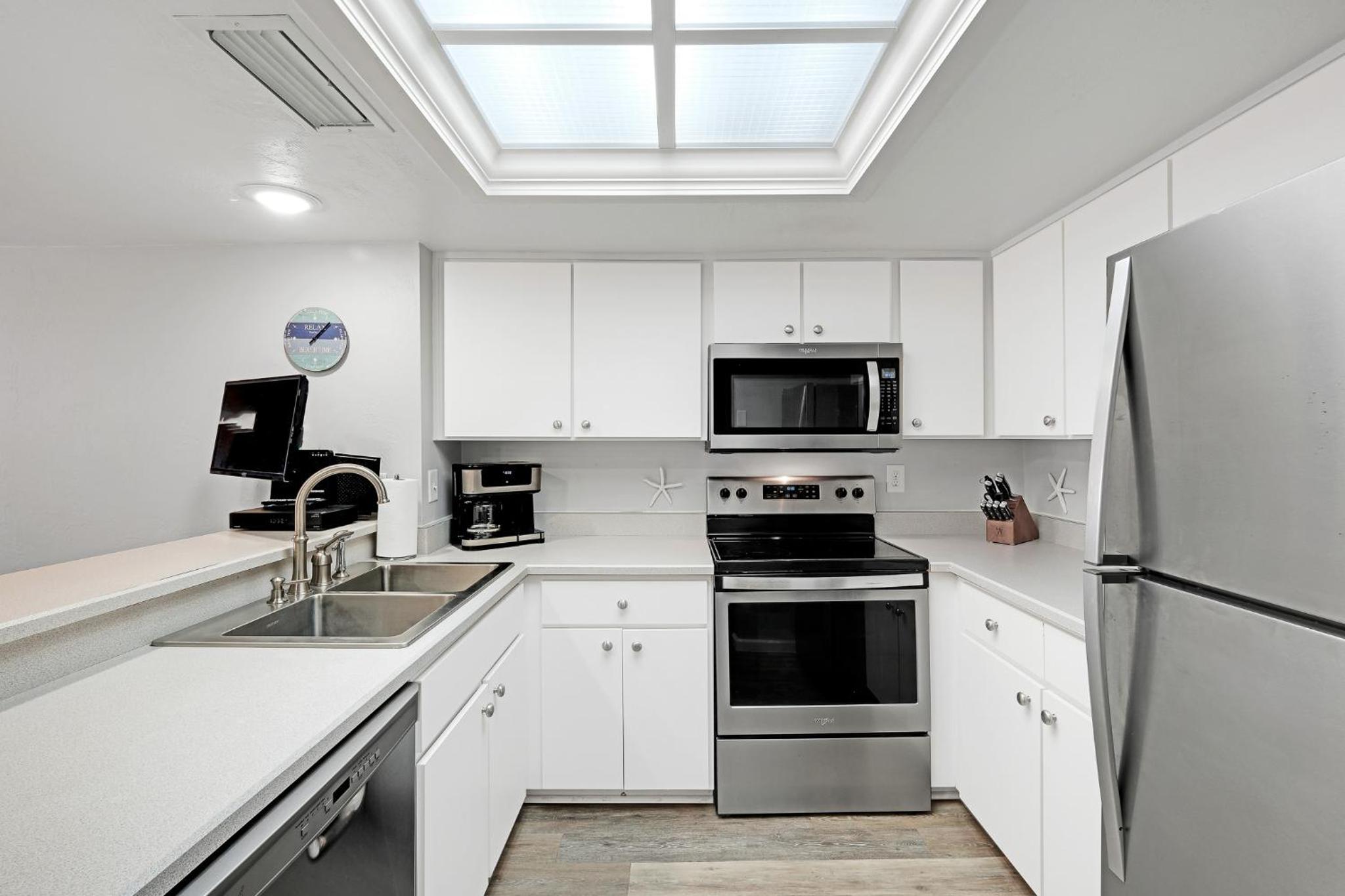 Oceanfront with great beach views from all rooms & balcony, heated pool, and garage