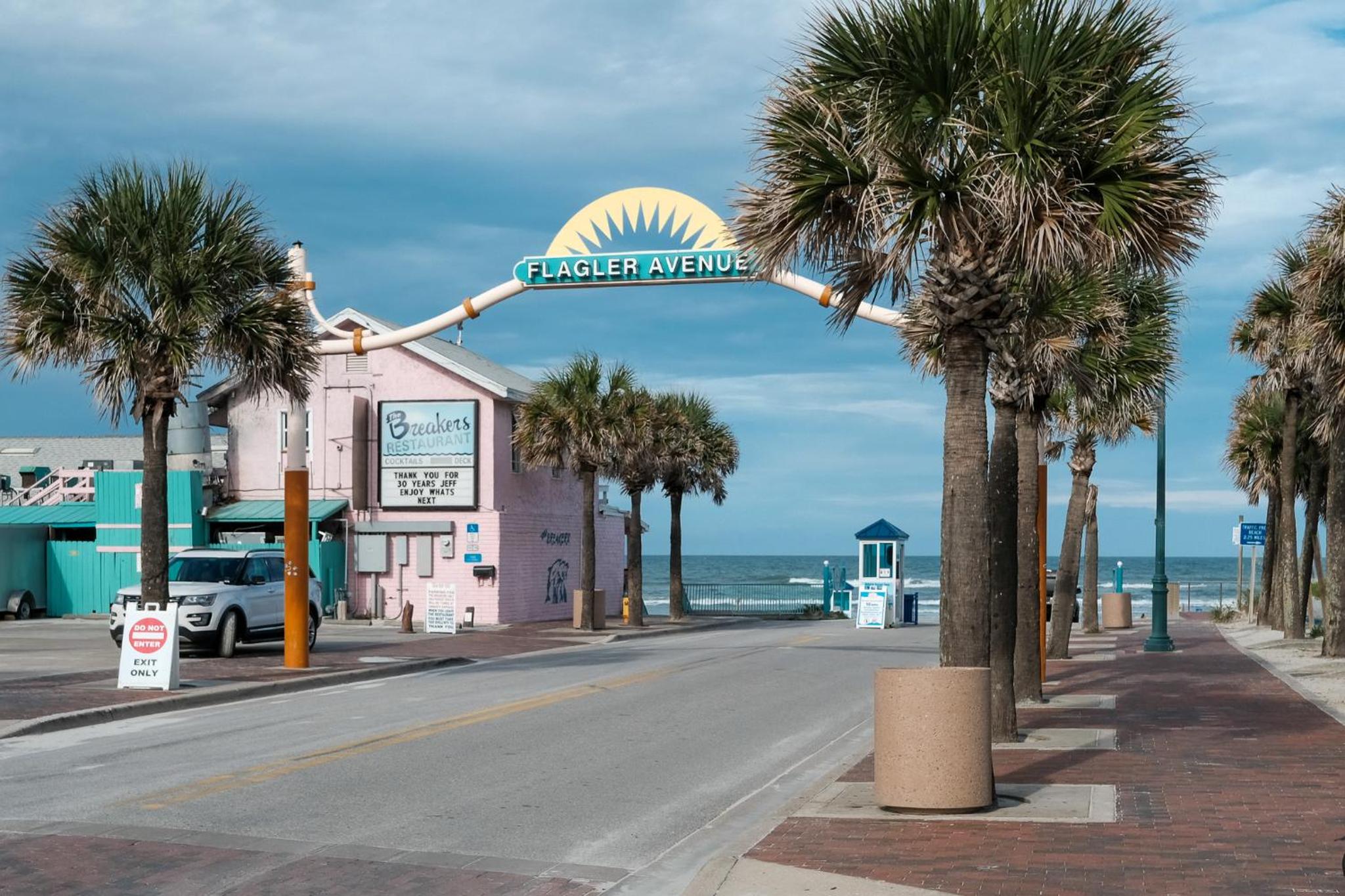 New listing! Direct oceanfront condo with a balcony, heated pool, and tennis court