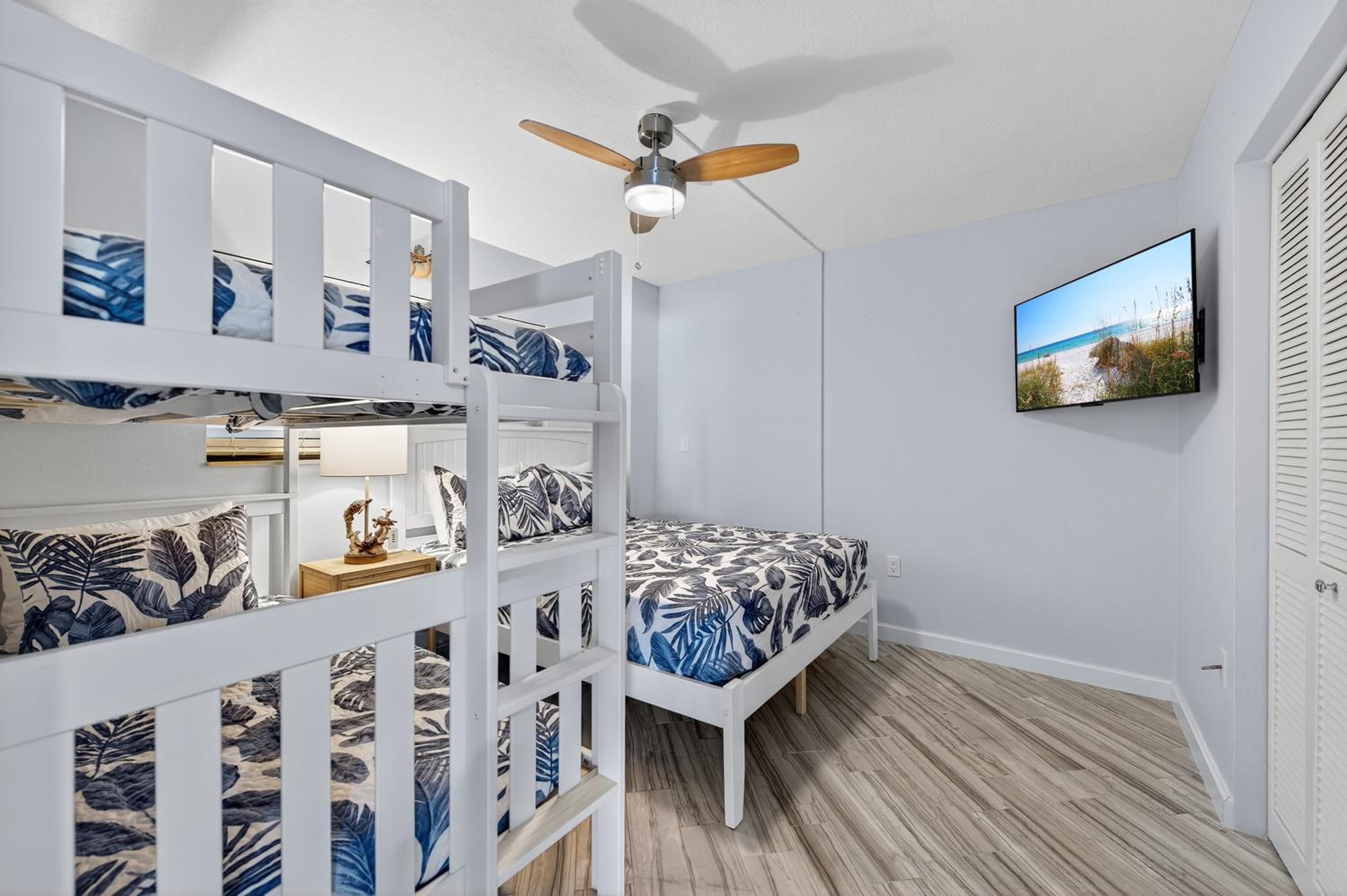 New listing! Direct oceanfront with private balcony, pool, and hot tub