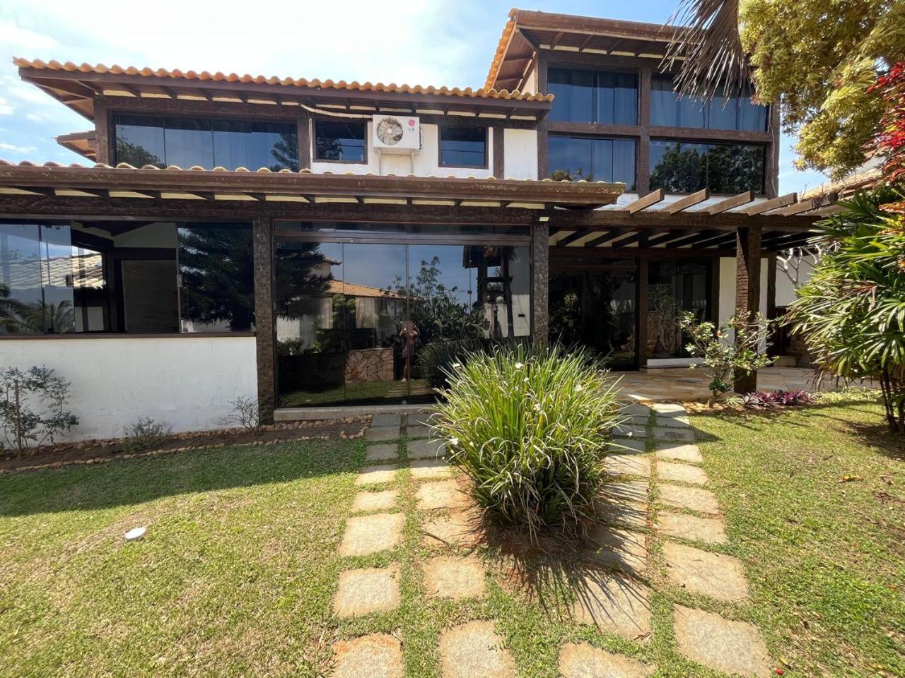 Exclusiva casa em Geriba com vista para o mar