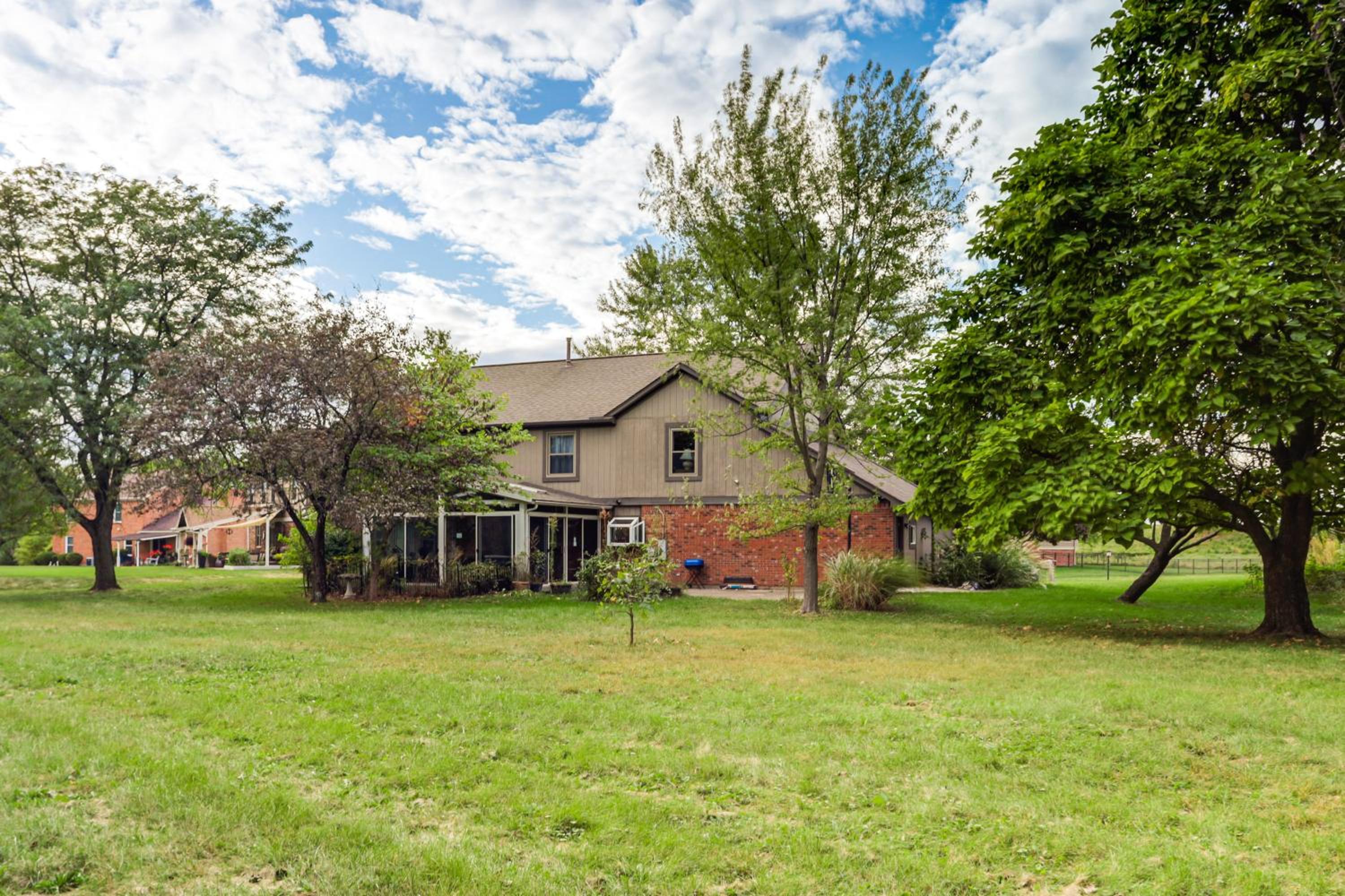 Families Welcome! Spacious Suburban Home in Dayton