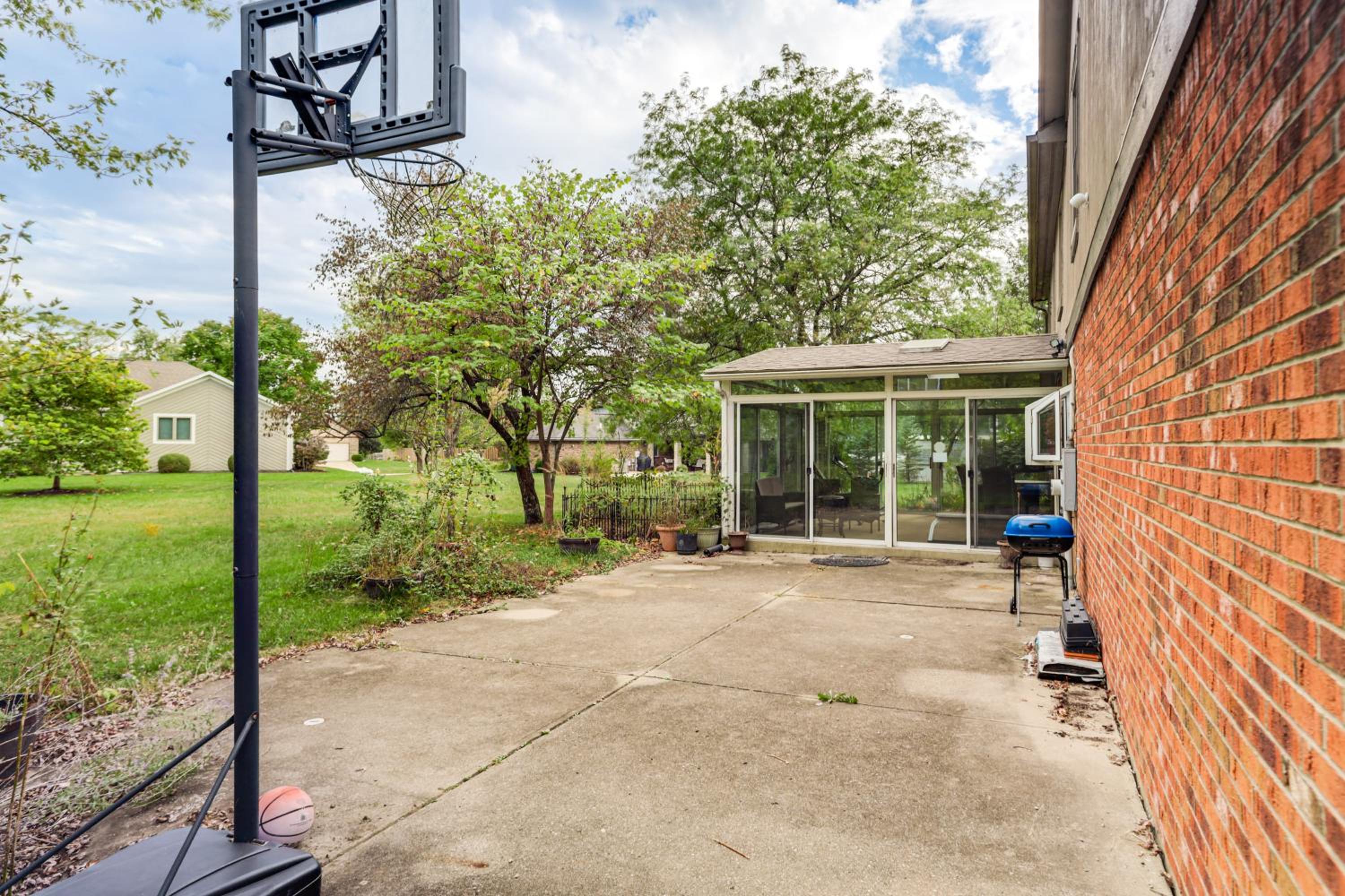 Families Welcome! Spacious Suburban Home in Dayton