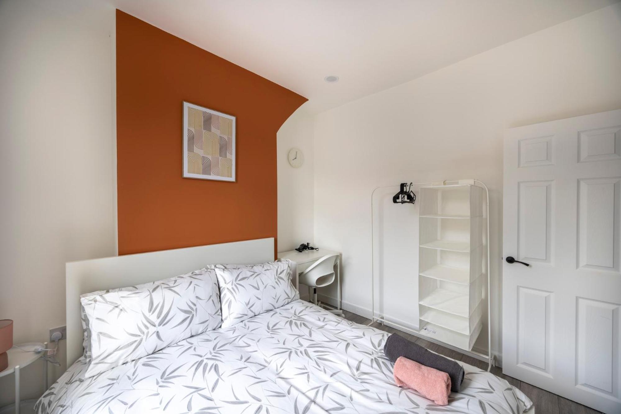 3-Bed House - Free Parking - By Holiday Homes