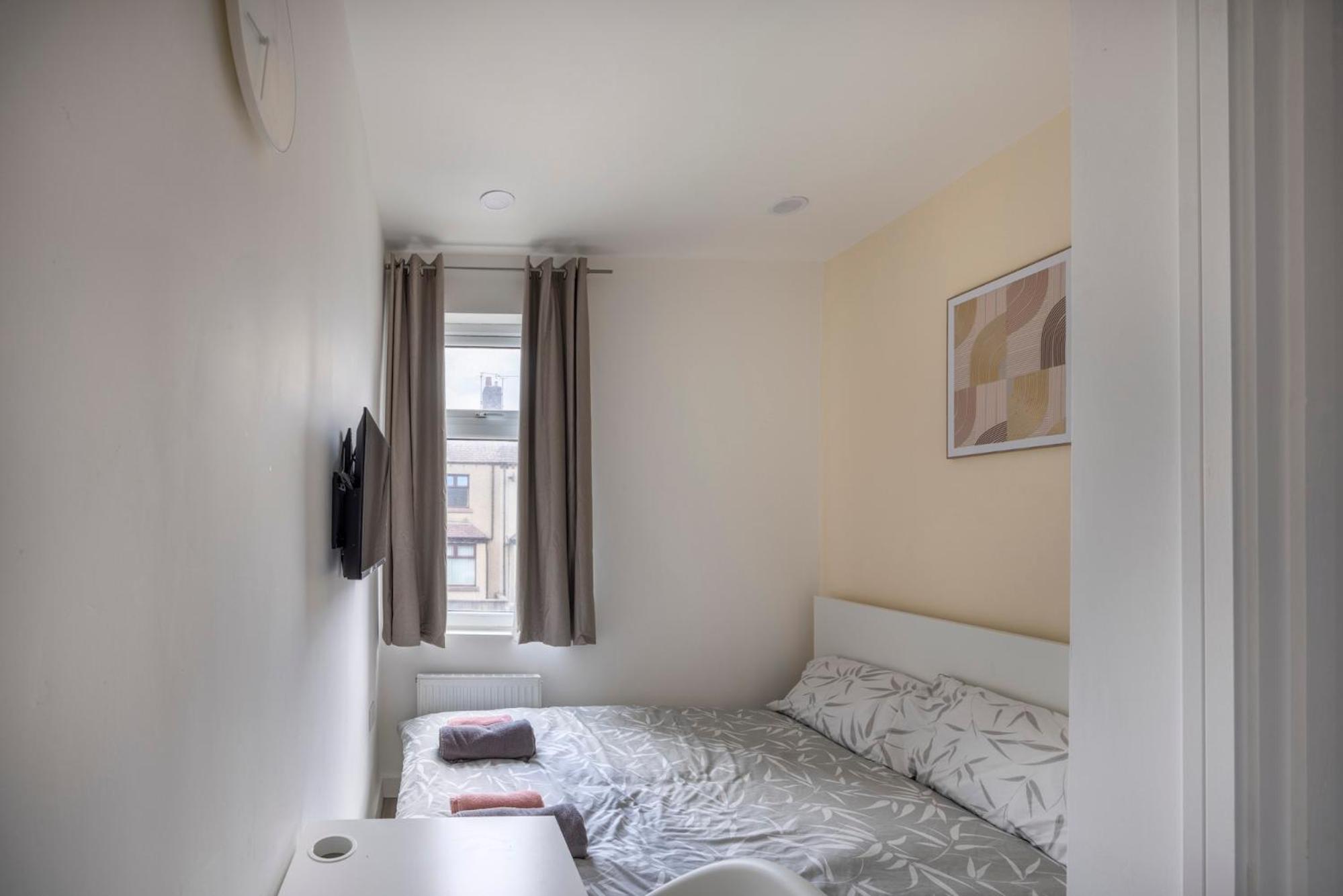 3-Bed House - Free Parking - By Holiday Homes