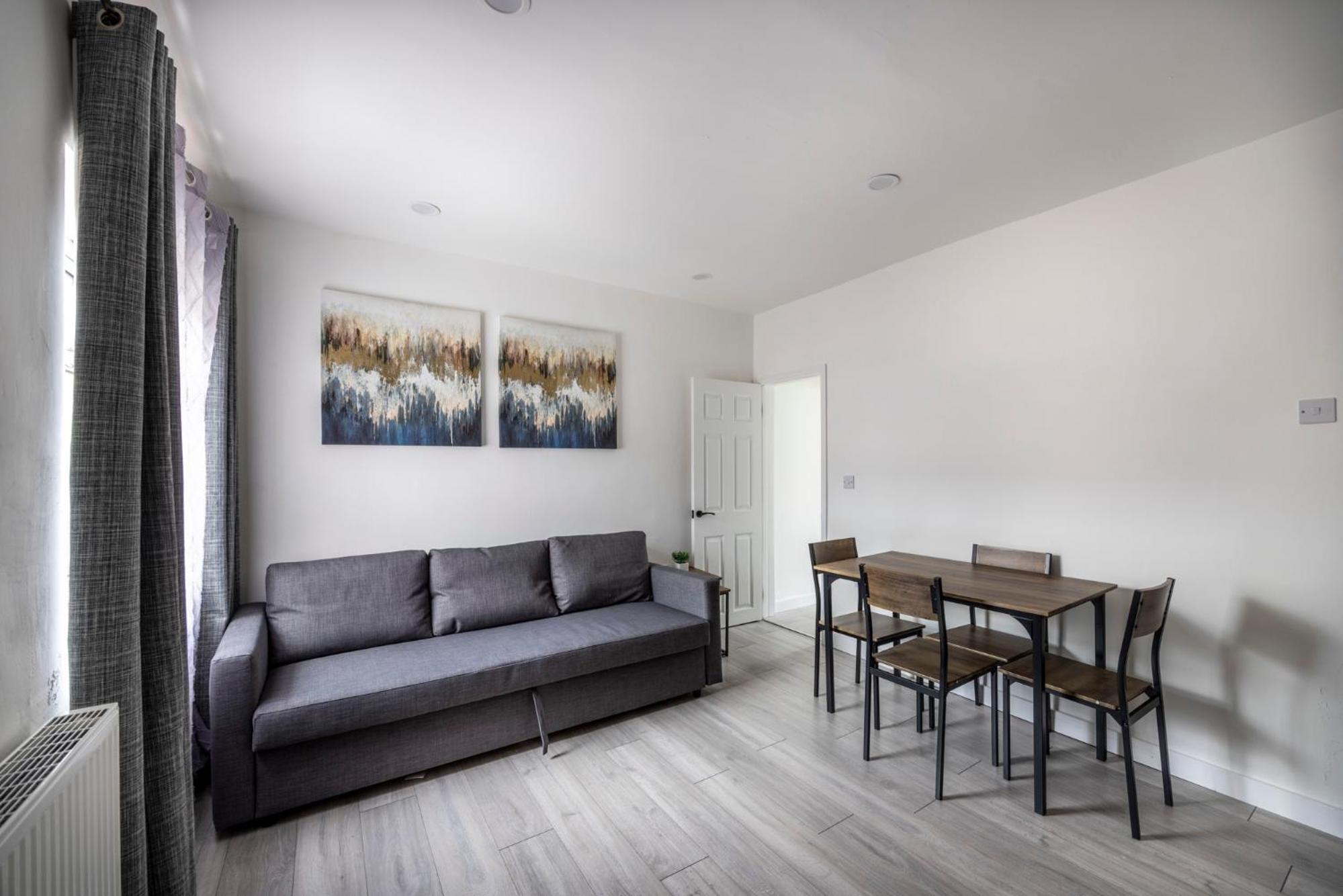3-Bed House - Free Parking - By Holiday Homes