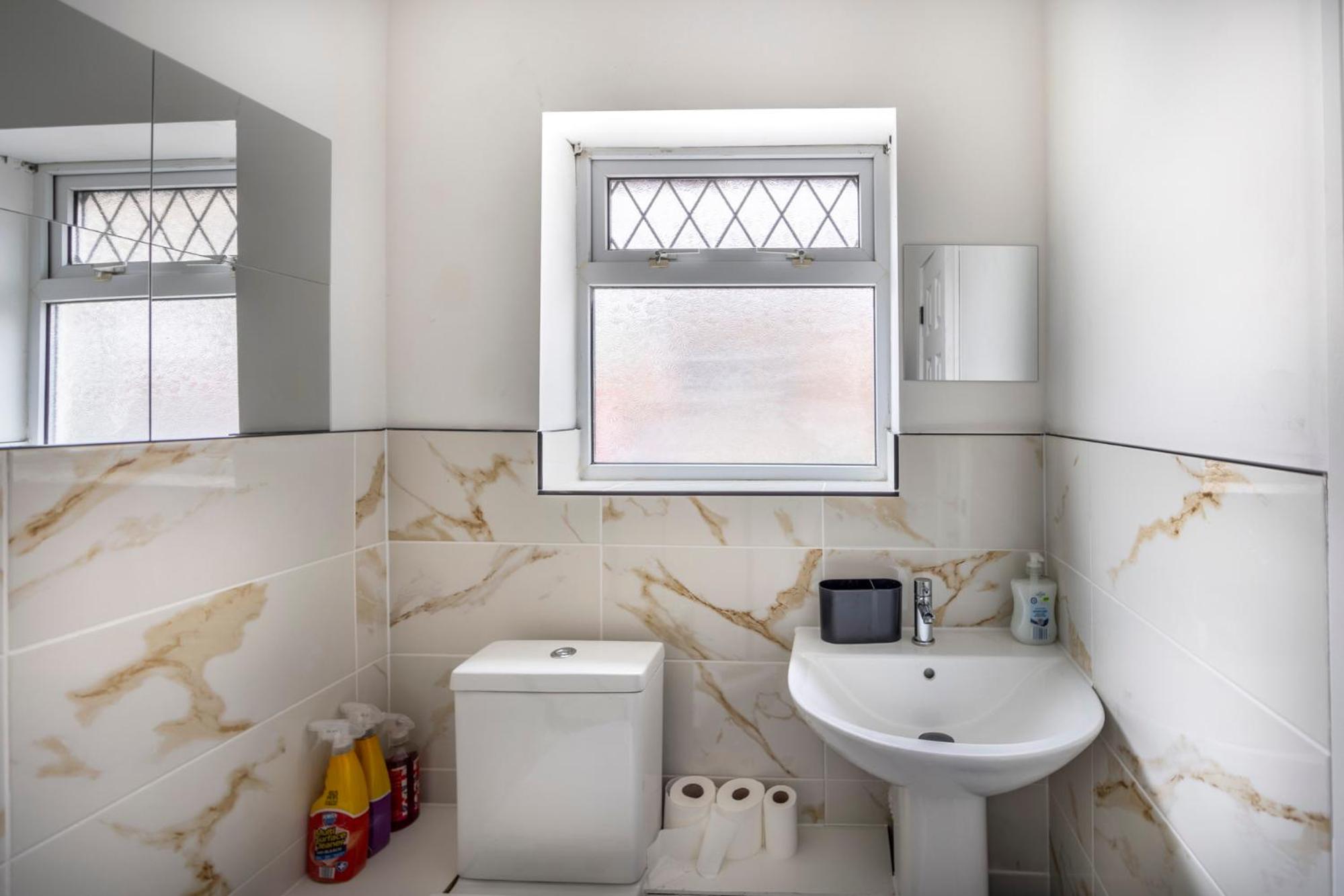 3-Bed House - Free Parking - By Holiday Homes