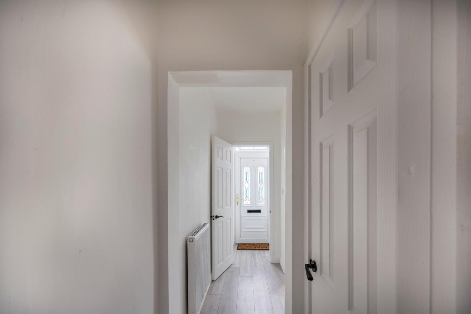 3-Bed House - Free Parking - By Holiday Homes