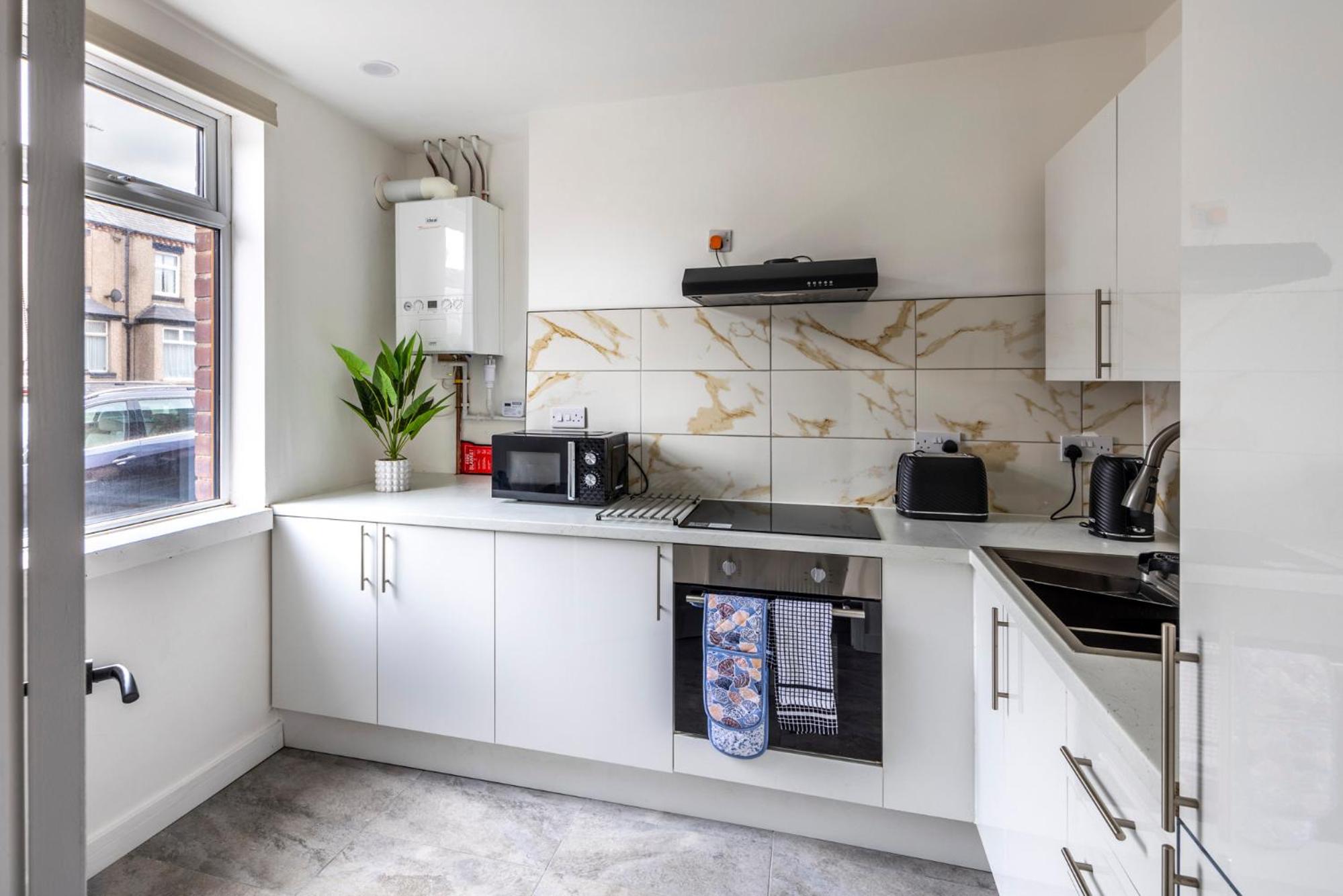 3-Bed House - Free Parking - By Holiday Homes