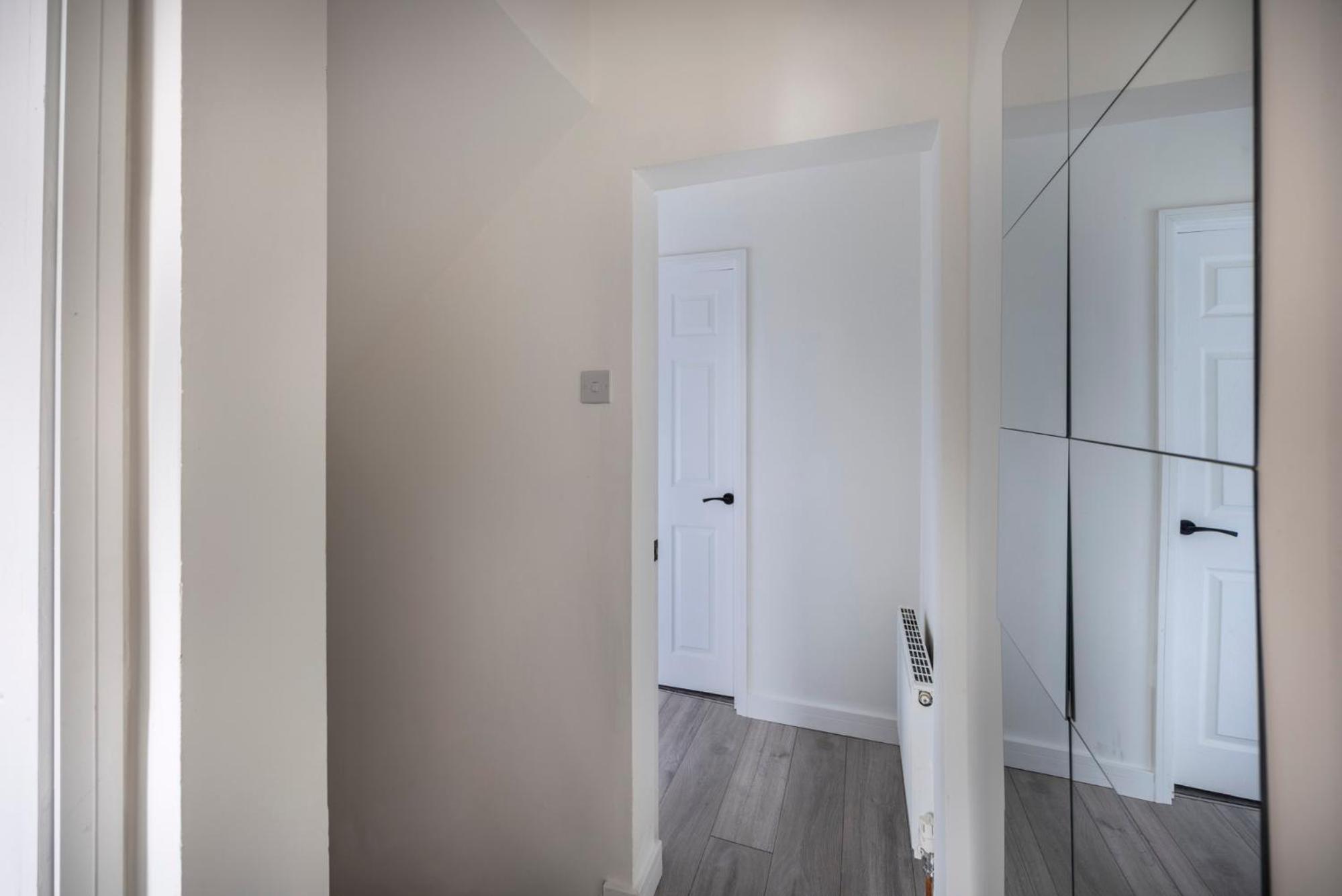 3-Bed House - Free Parking - By Holiday Homes