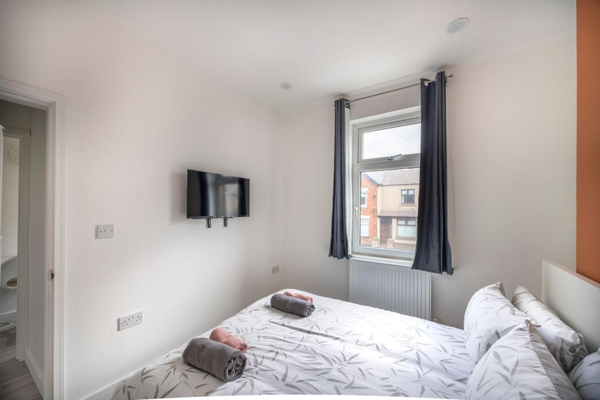3-Bed House - Free Parking - By Holiday Homes