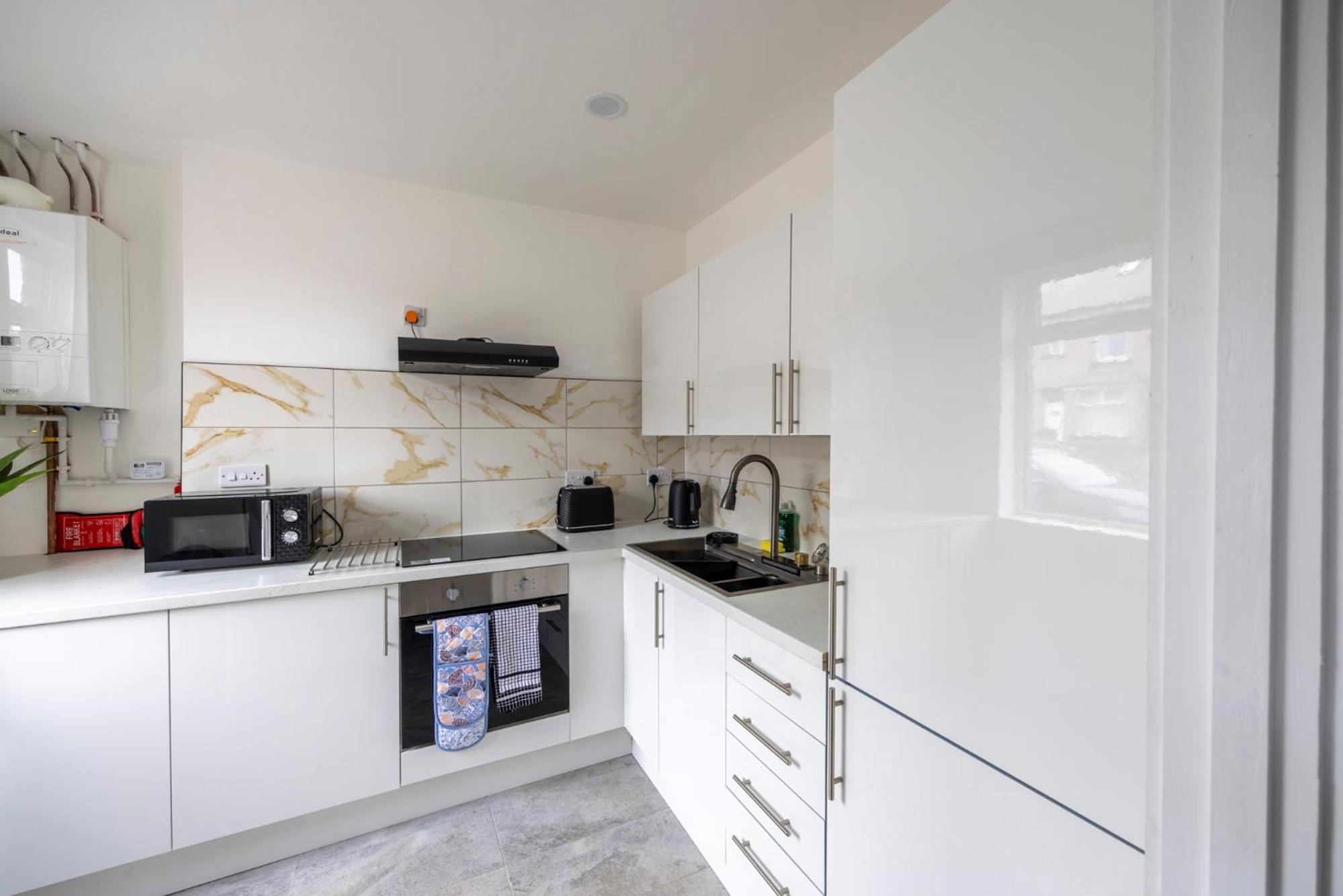3-Bed House - Free Parking - By Holiday Homes
