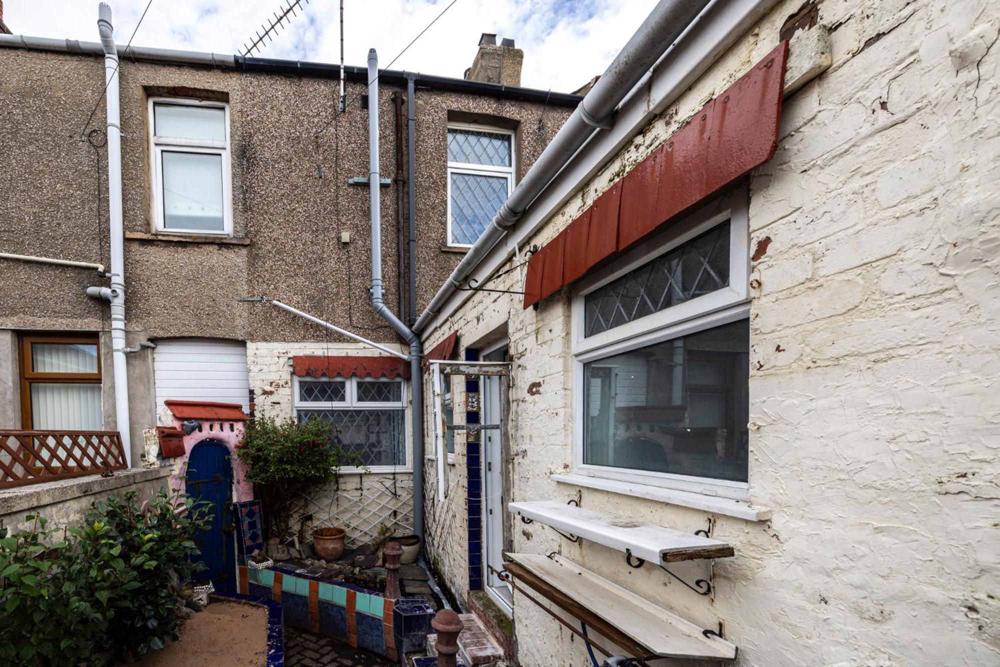3-Bed House - Free Parking - By Holiday Homes