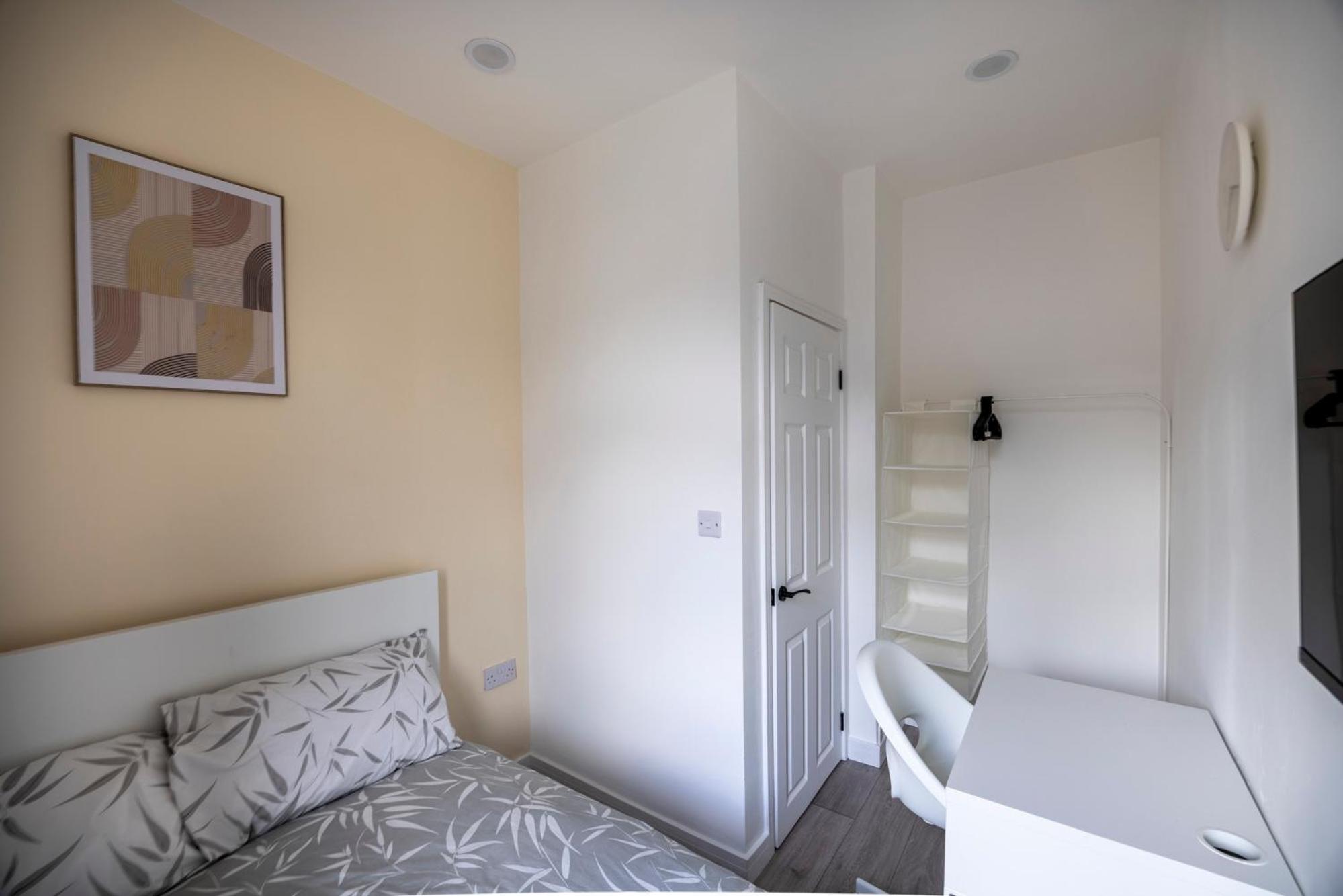 3-Bed House - Free Parking - By Holiday Homes