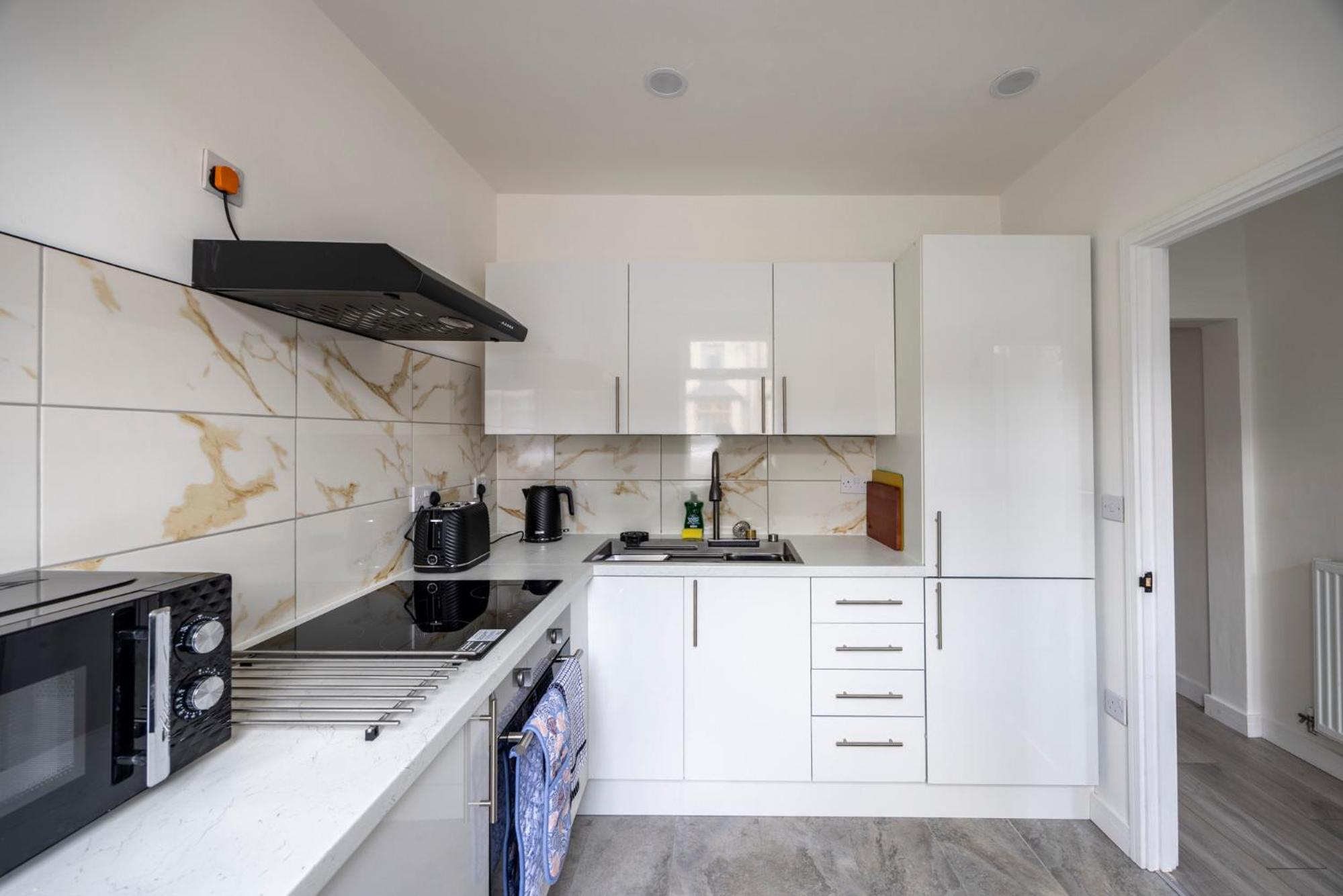 3-Bed House - Free Parking - By Holiday Homes