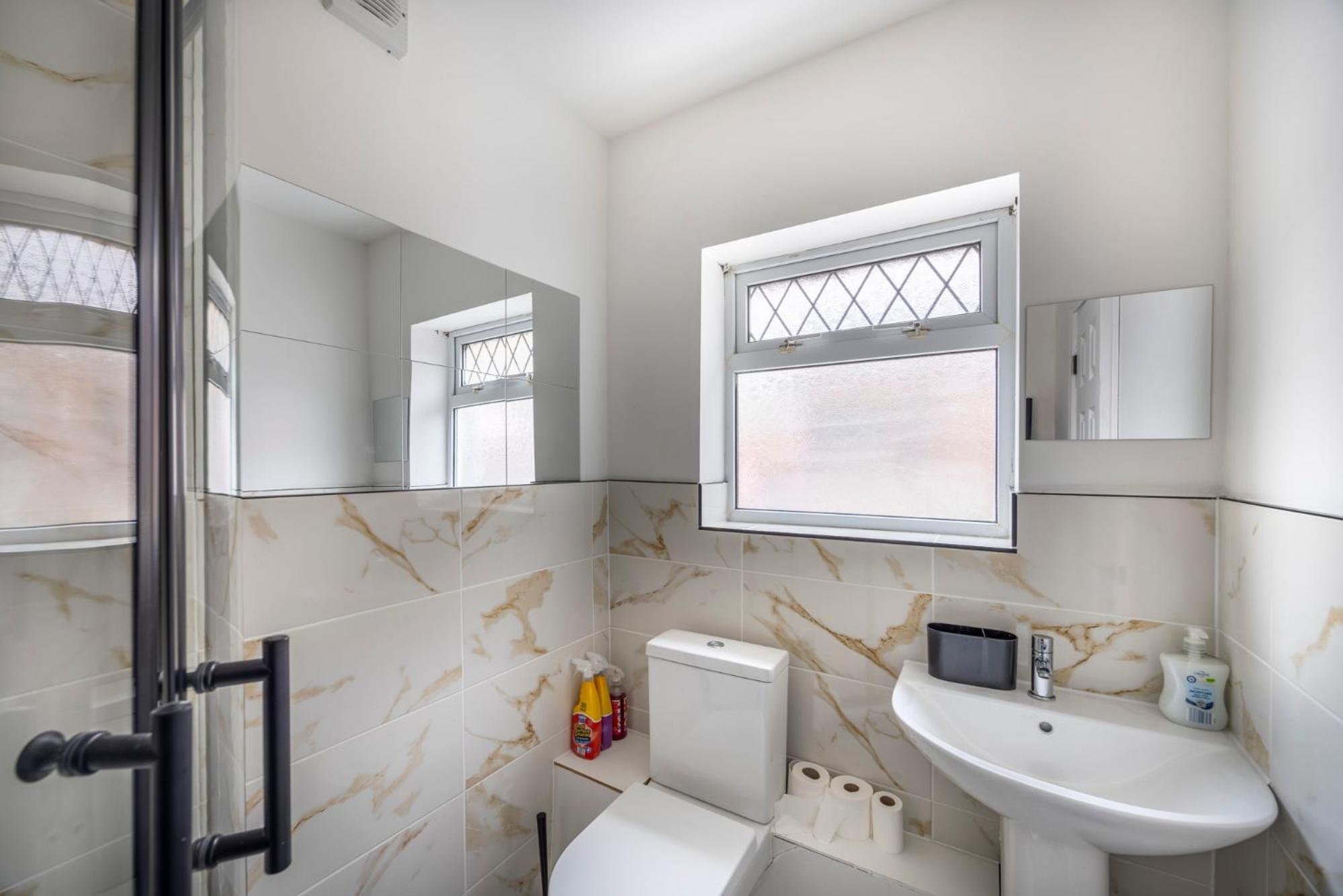 3-Bed House - Free Parking - By Holiday Homes