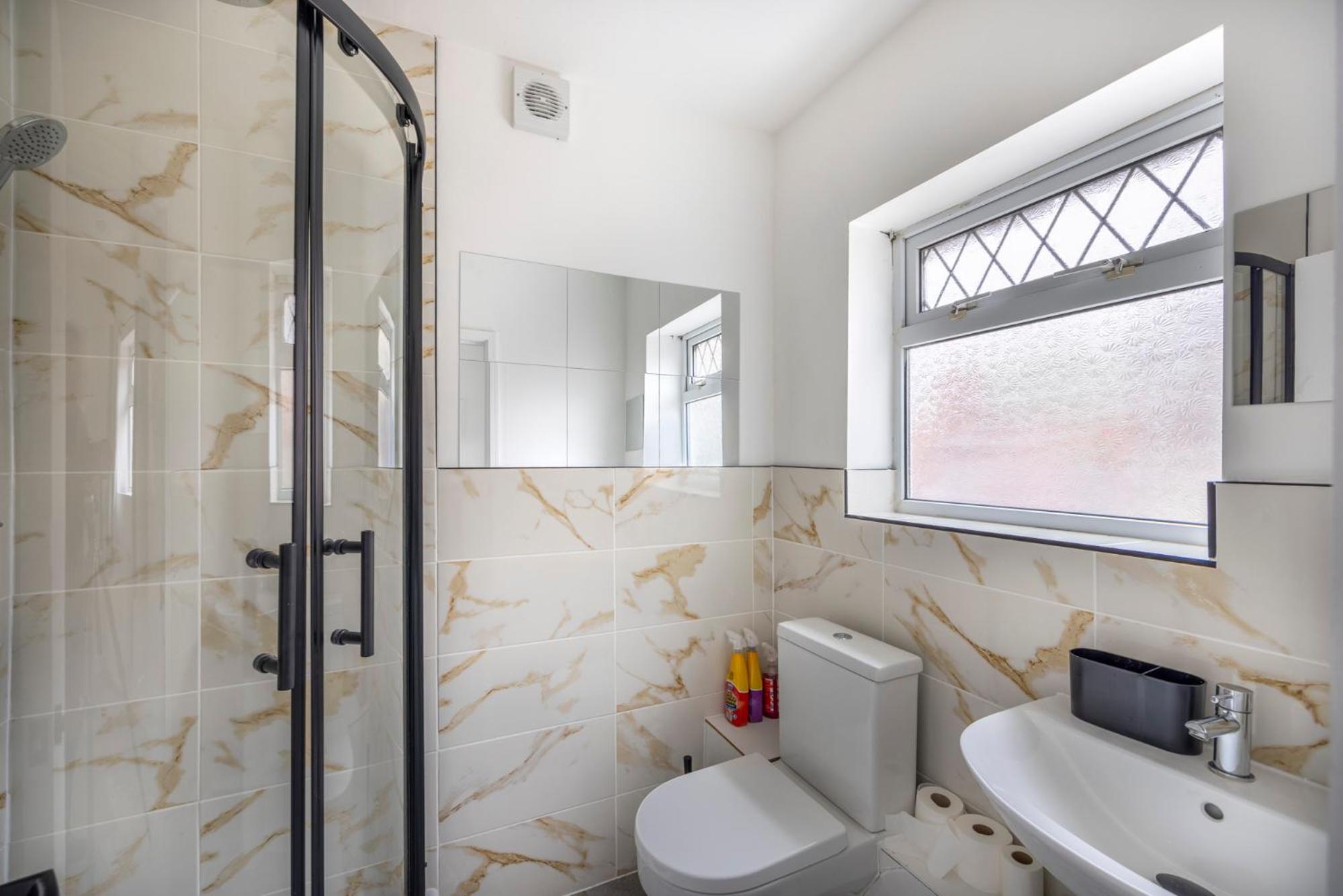 3-Bed House - Free Parking - By Holiday Homes