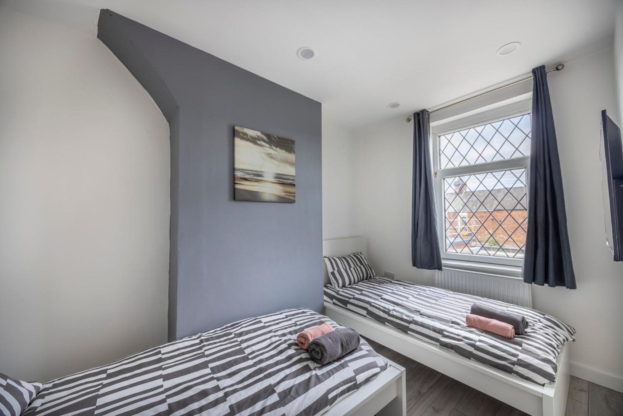 3-Bed House - Free Parking - By Holiday Homes