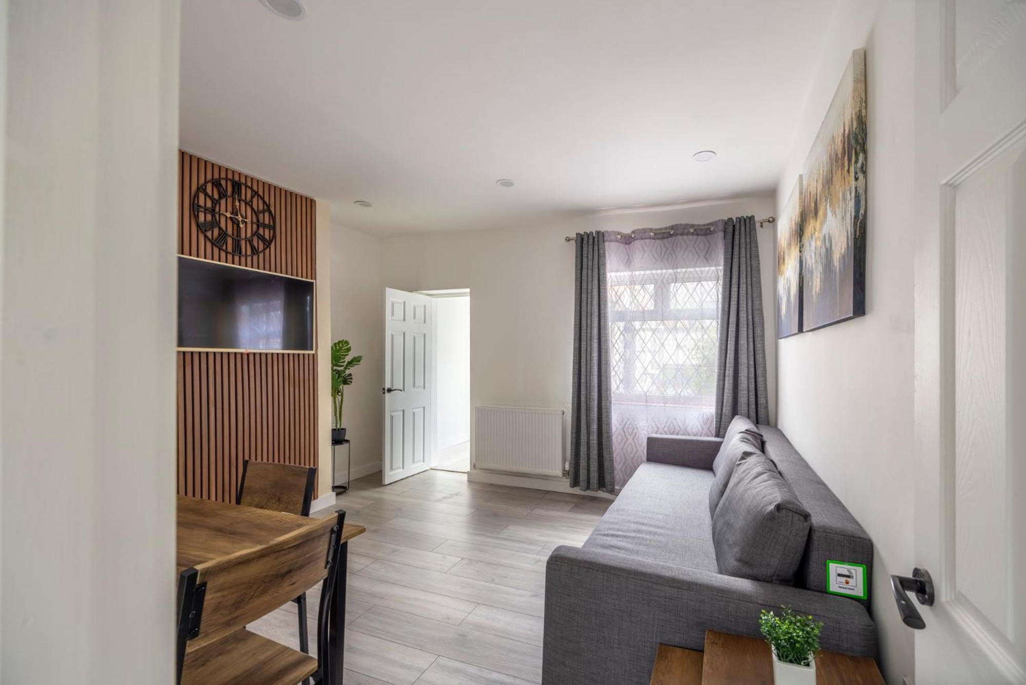 3-Bed House - Free Parking - By Holiday Homes