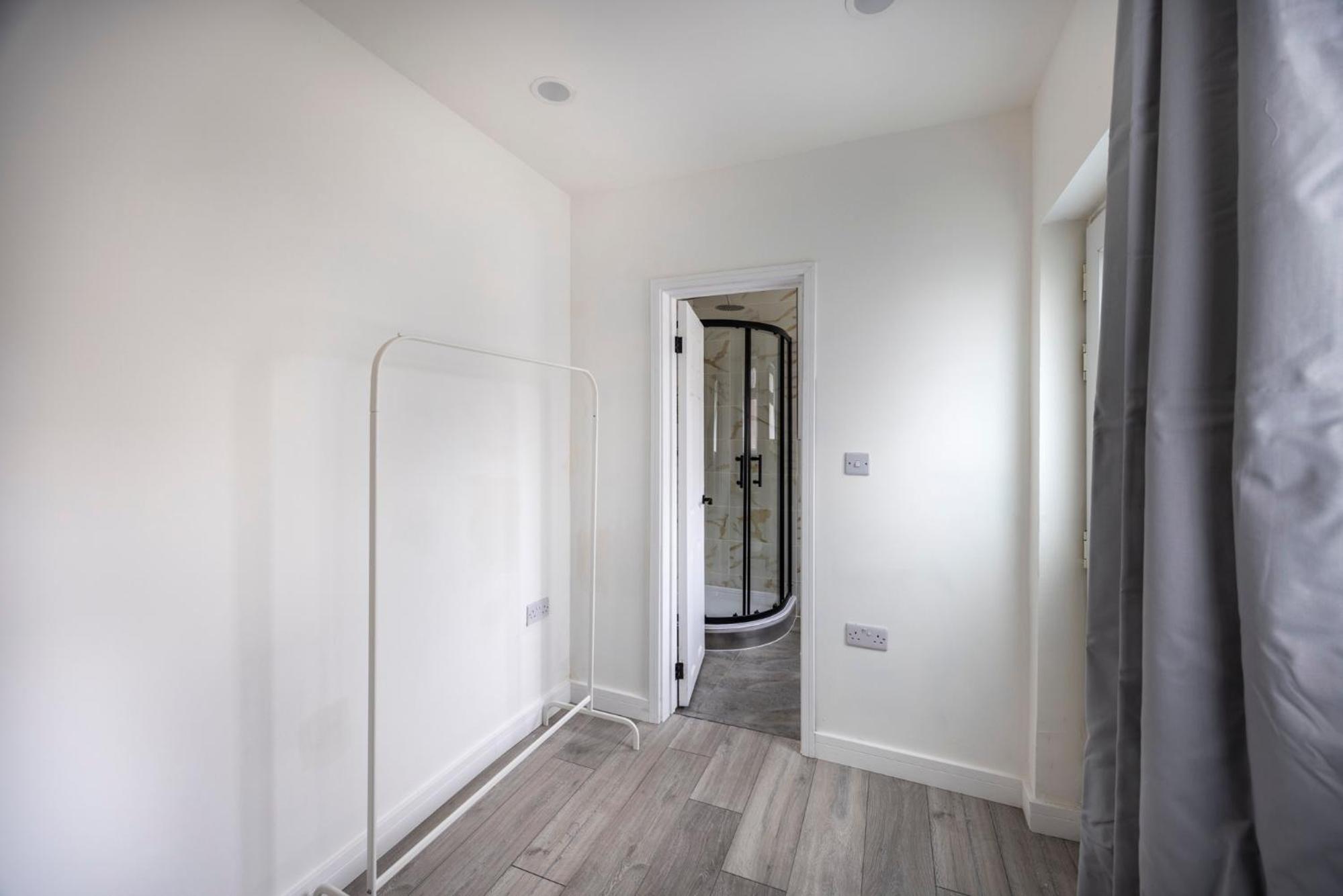 3-Bed House - Free Parking - By Holiday Homes