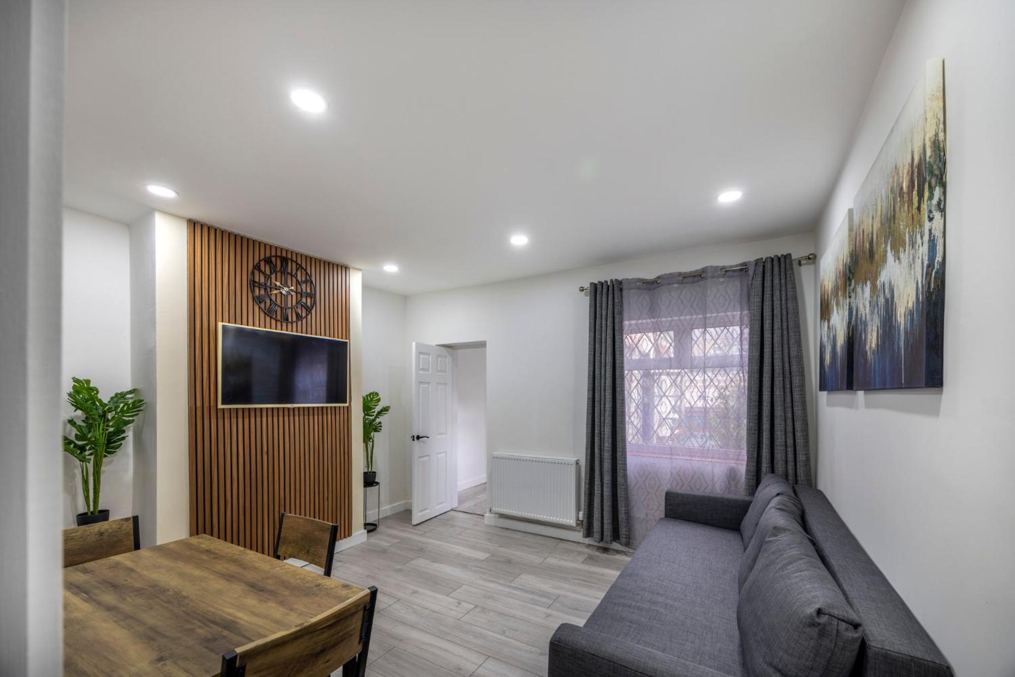 3-Bed House - Free Parking - By Holiday Homes