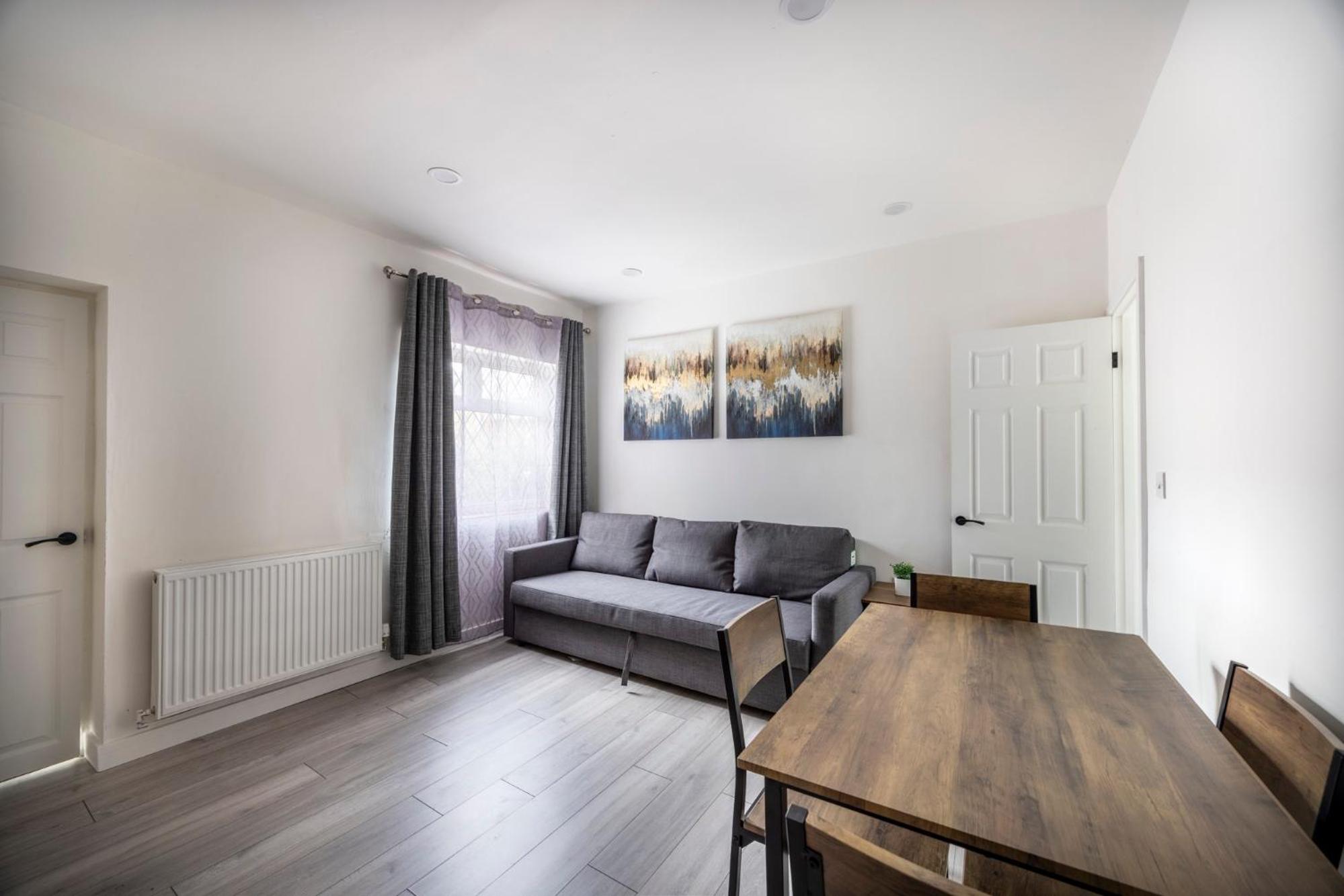 3-Bed House - Free Parking - By Holiday Homes