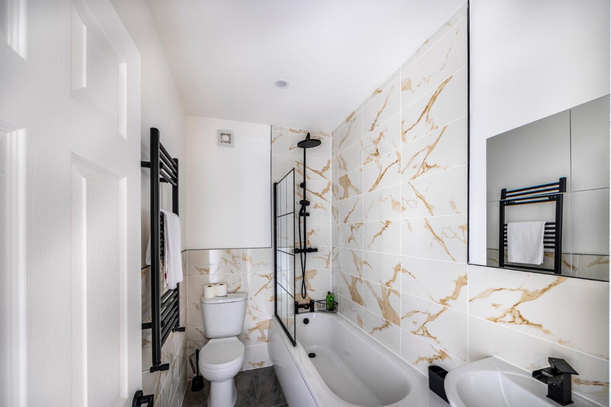 3-Bed House - Free Parking - By Holiday Homes