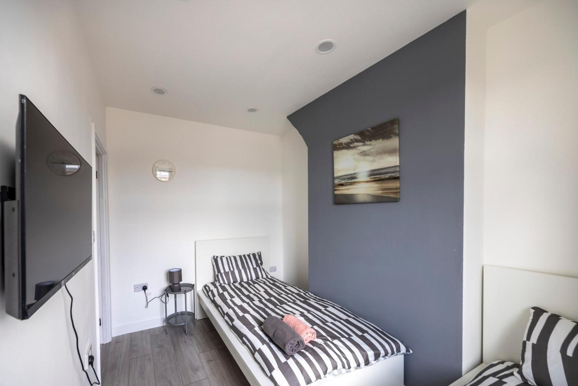 3-Bed House - Free Parking - By Holiday Homes