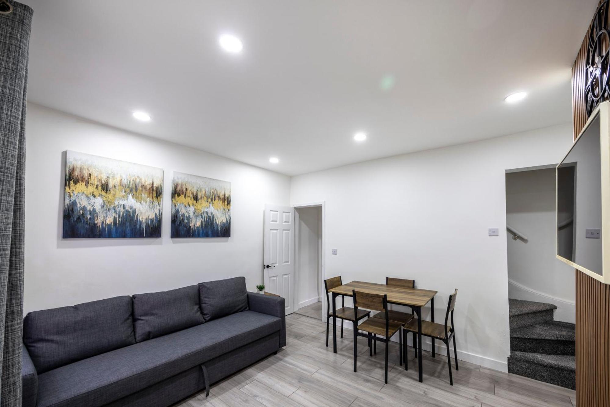 3-Bed House - Free Parking - By Holiday Homes