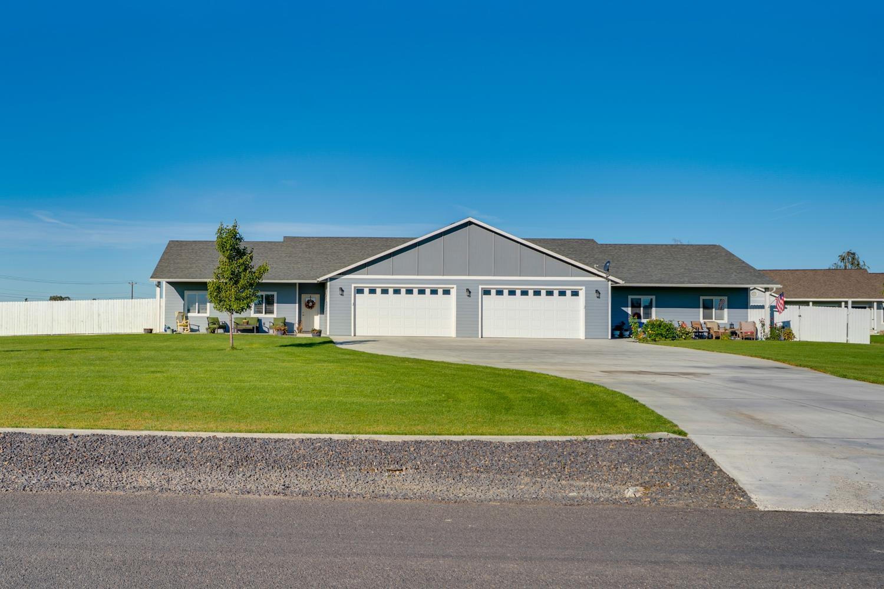 Walk to Moses Lake! Family Home with Fenced Yard