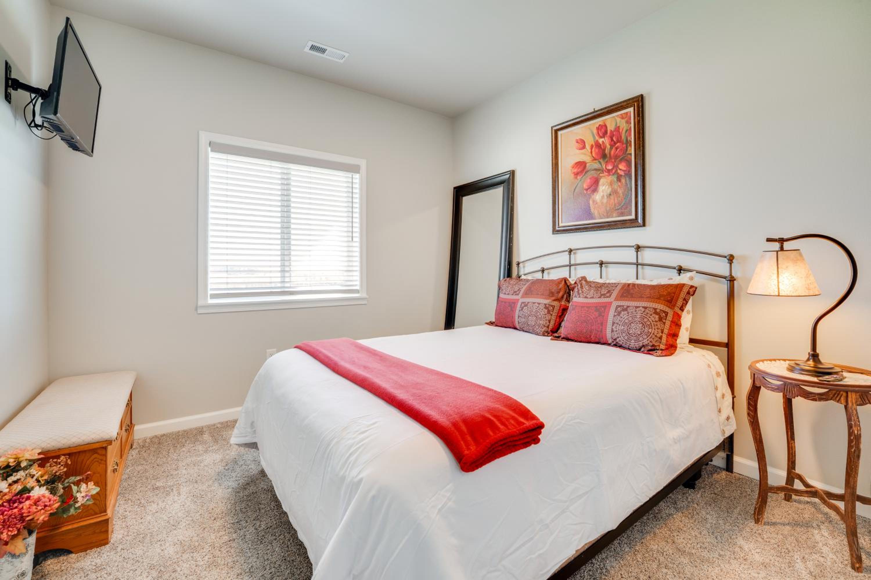 Walk to Moses Lake! Family Home with Fenced Yard