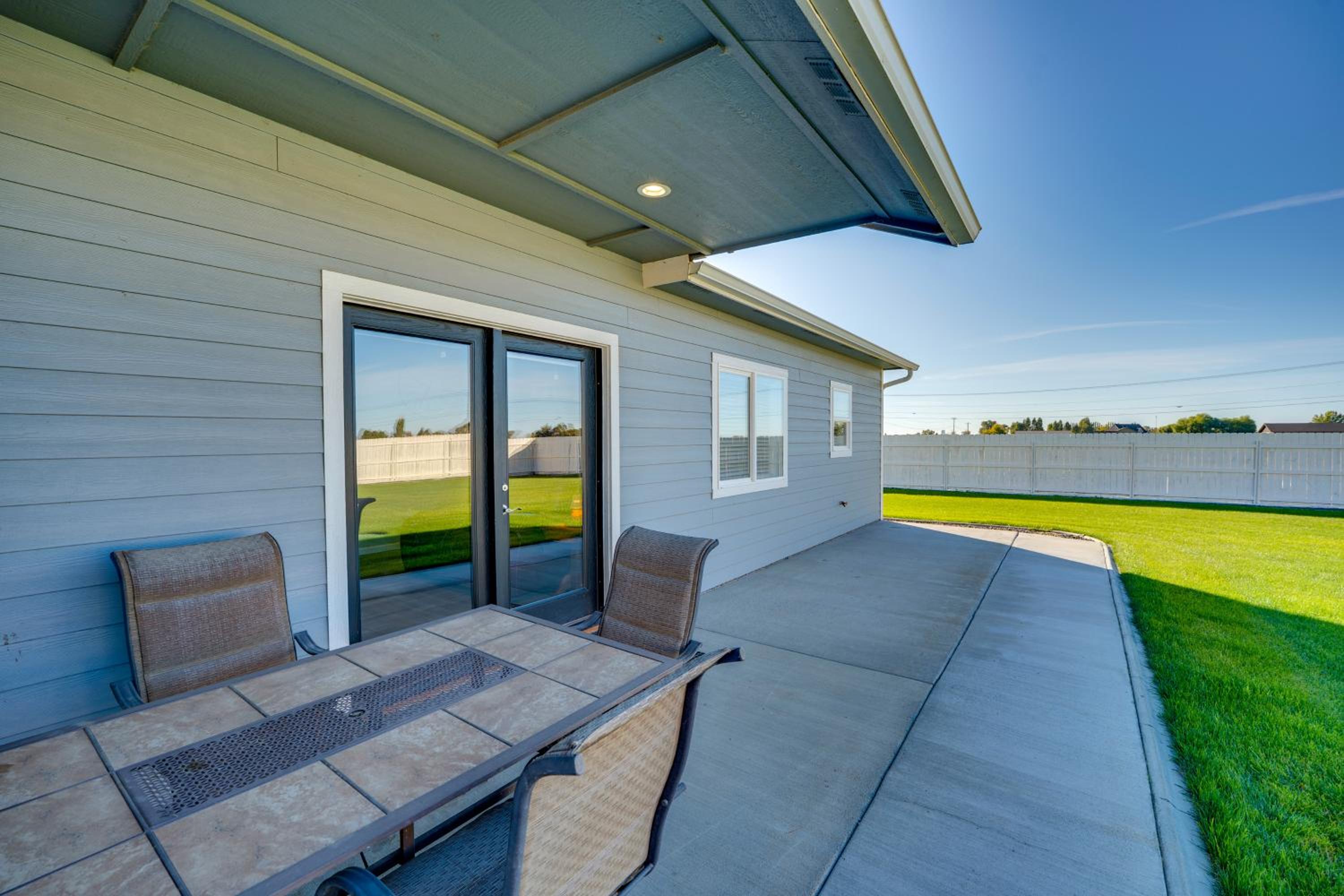 Walk to Moses Lake! Family Home with Fenced Yard