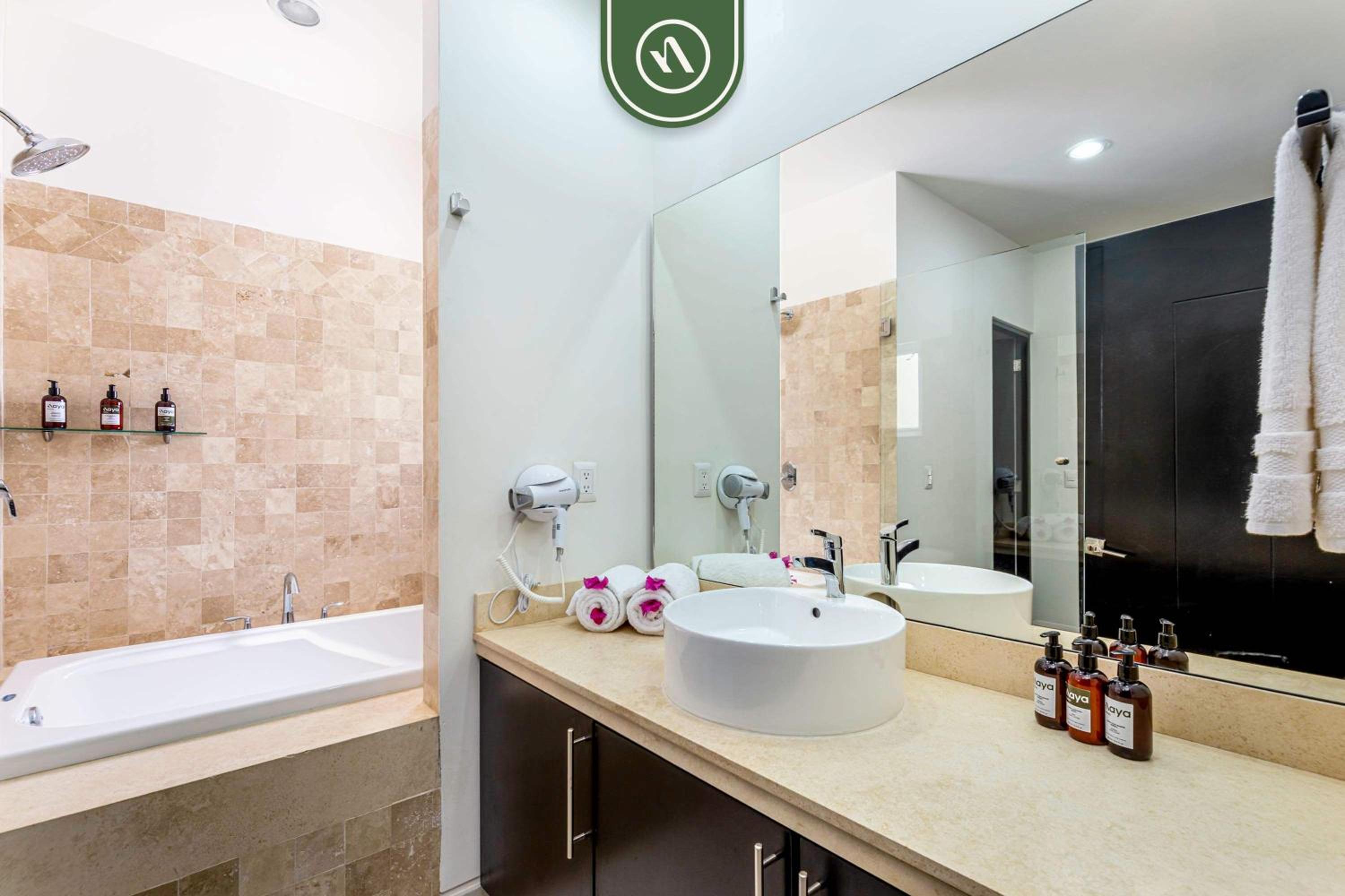 Brand New 3 BR Penthouse - Oceanview Rooftop Pool